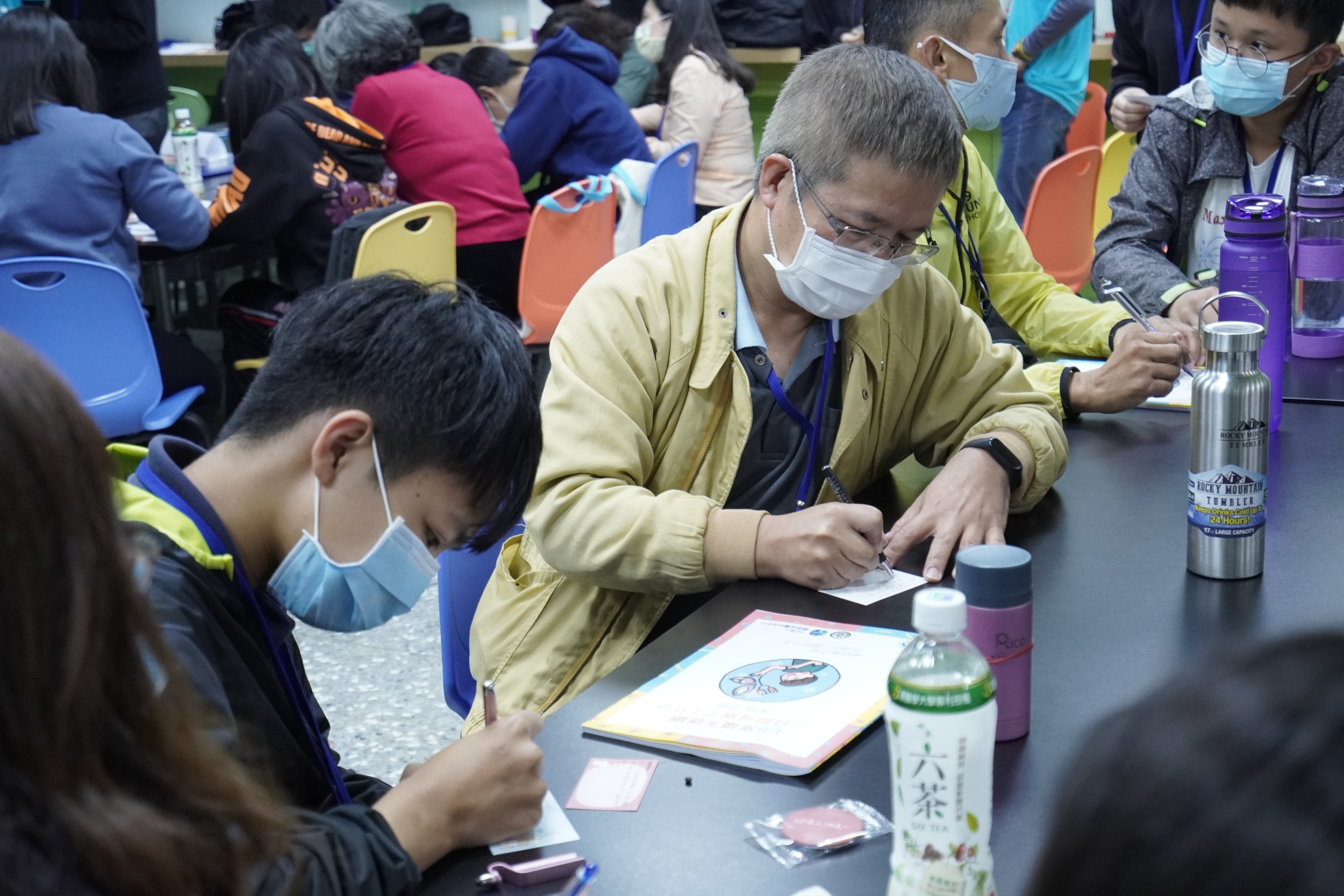 參加一日關機親子工作坊的家長們寫下給孩子的鼓勵，孩子們寫下對父母的感謝，讓彼此更加了解對方。