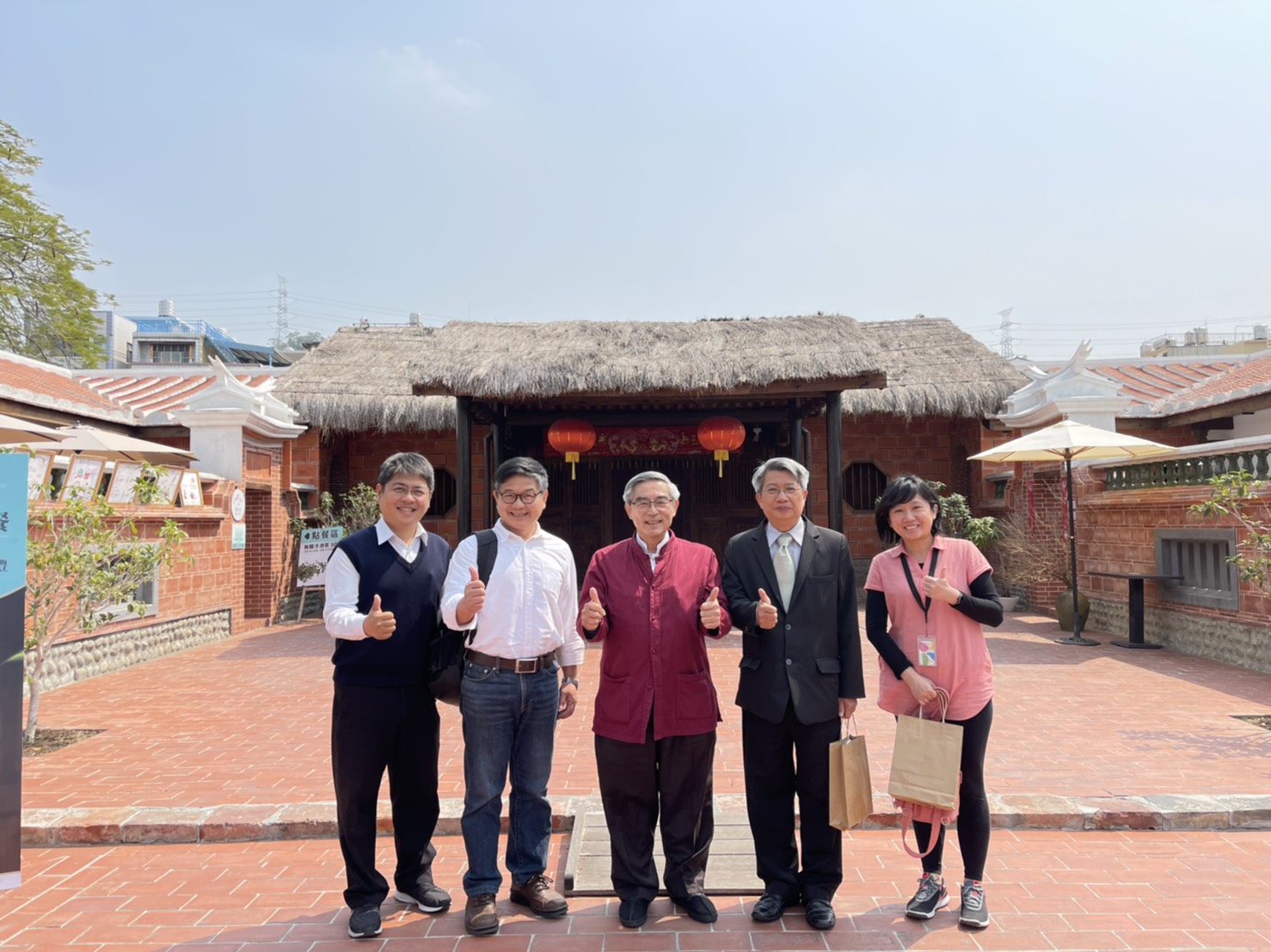 亞大安藤忠雄現代美術館潘館長(右二)，拜會霧峰文化觀光協會理事長林俊明(右三)休憩系助理教授林錫銓（右四）陪同。