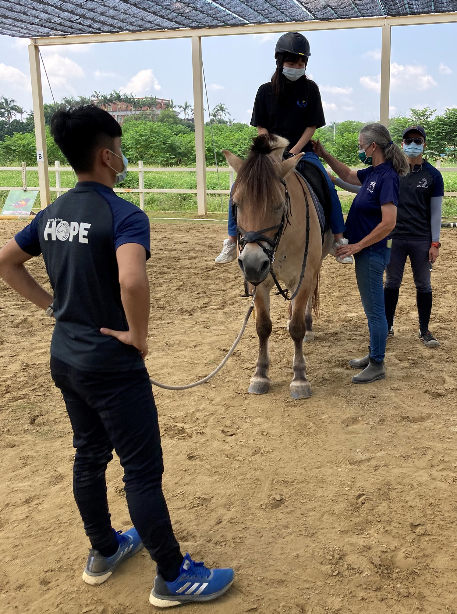 圖為亞大物治系同學體驗騎馬，感受馬術治療的功能性