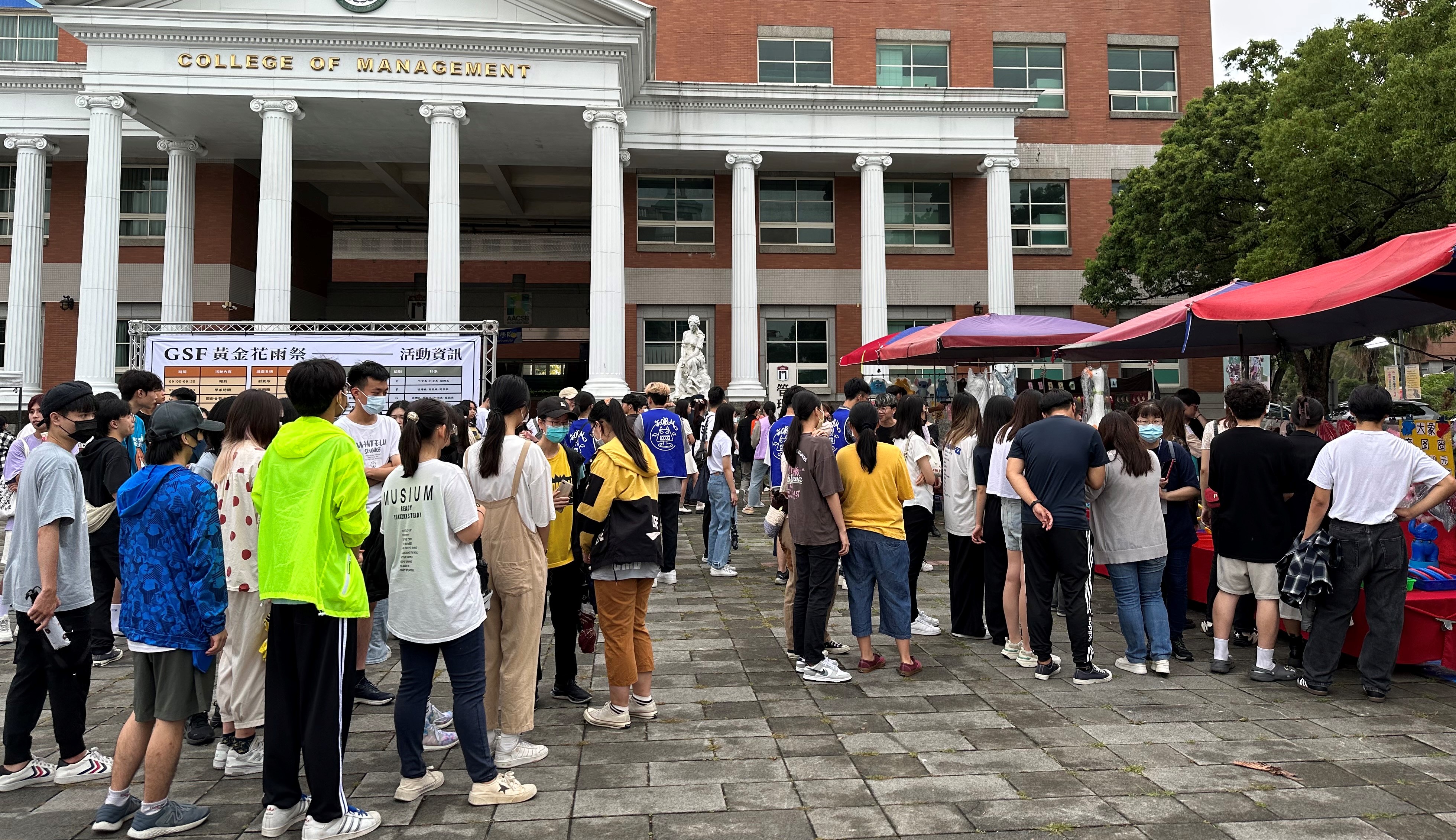 圖為「黃金花雨祭 · 亞大喜迎新」活動，吸引大批準新生參與。