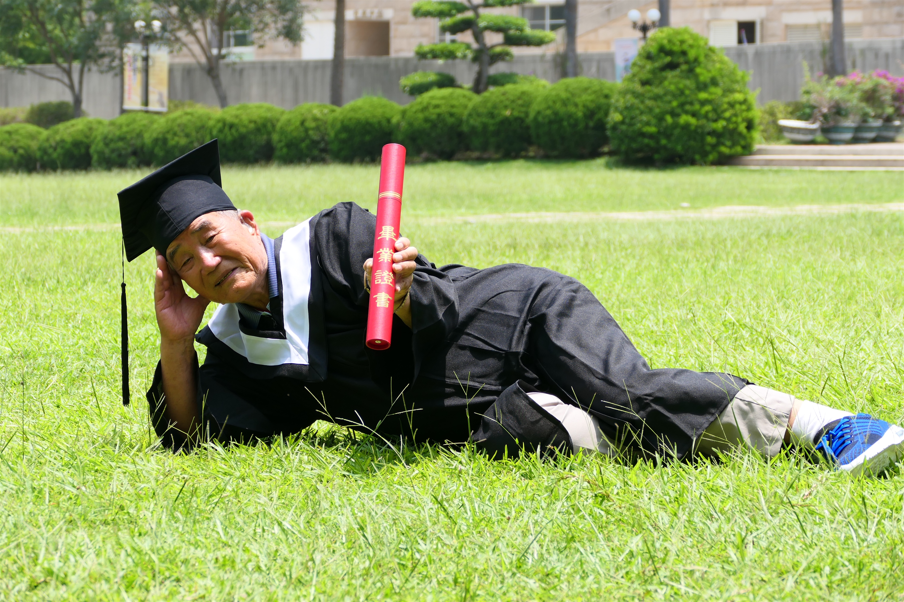 圖為「老同學」，開心的在亞大校園穿學士服擺拍。