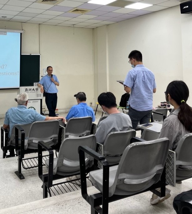 圖為美國紐約州大學水牛校區溝通障礙系副教授郭令育，聆聽同學的提問。