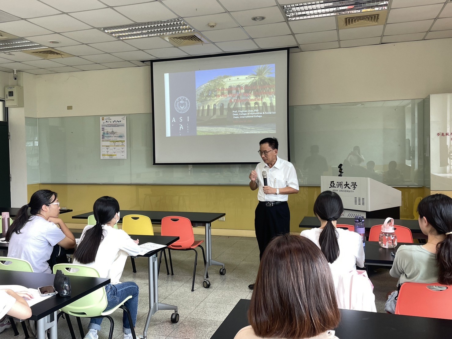 图为亚大人文社会学院院长陈英辉，强调跨域能力的重要。