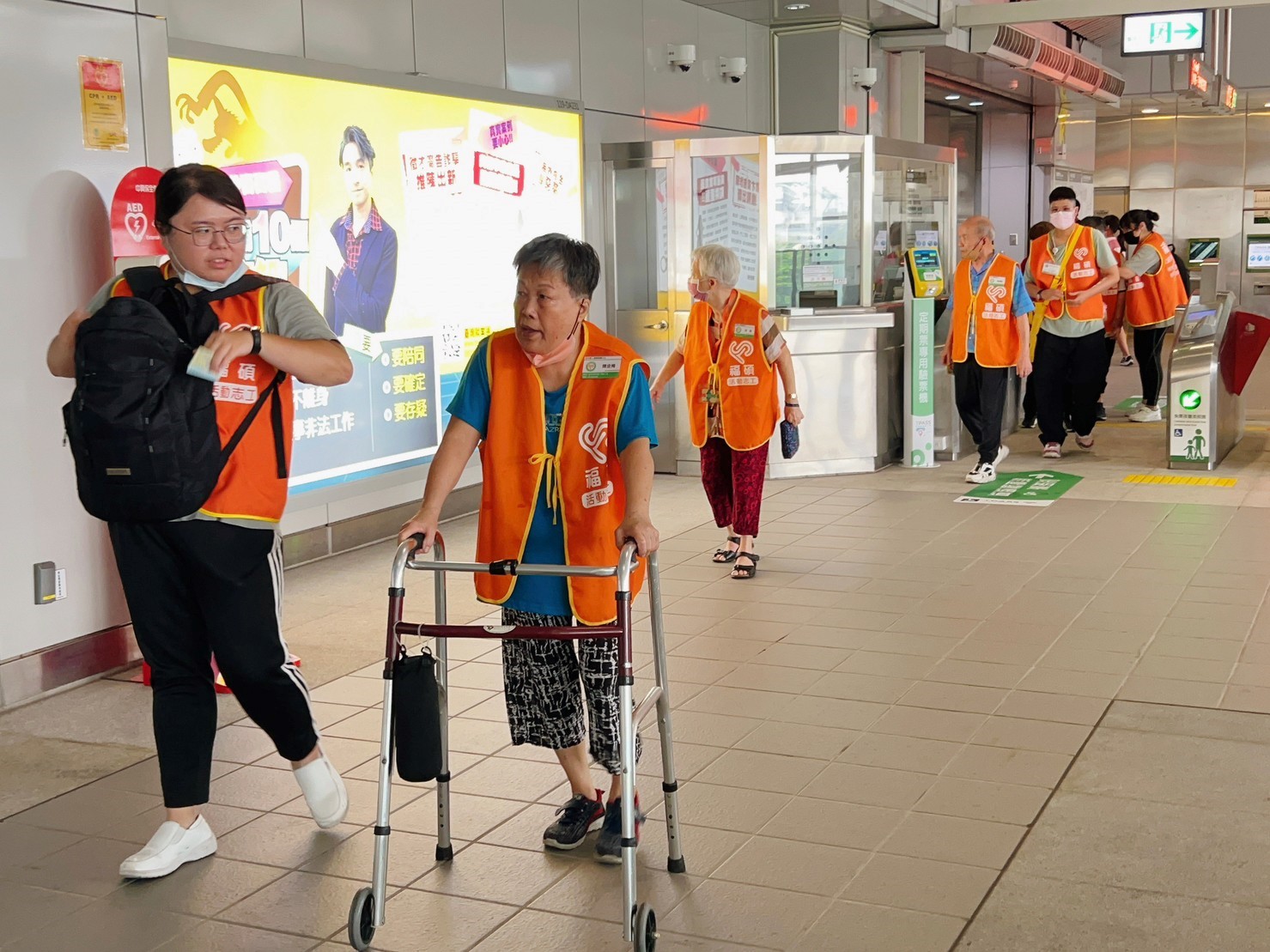 圖為長輩體驗搭台中捷運，進入車站後好奇的張望。