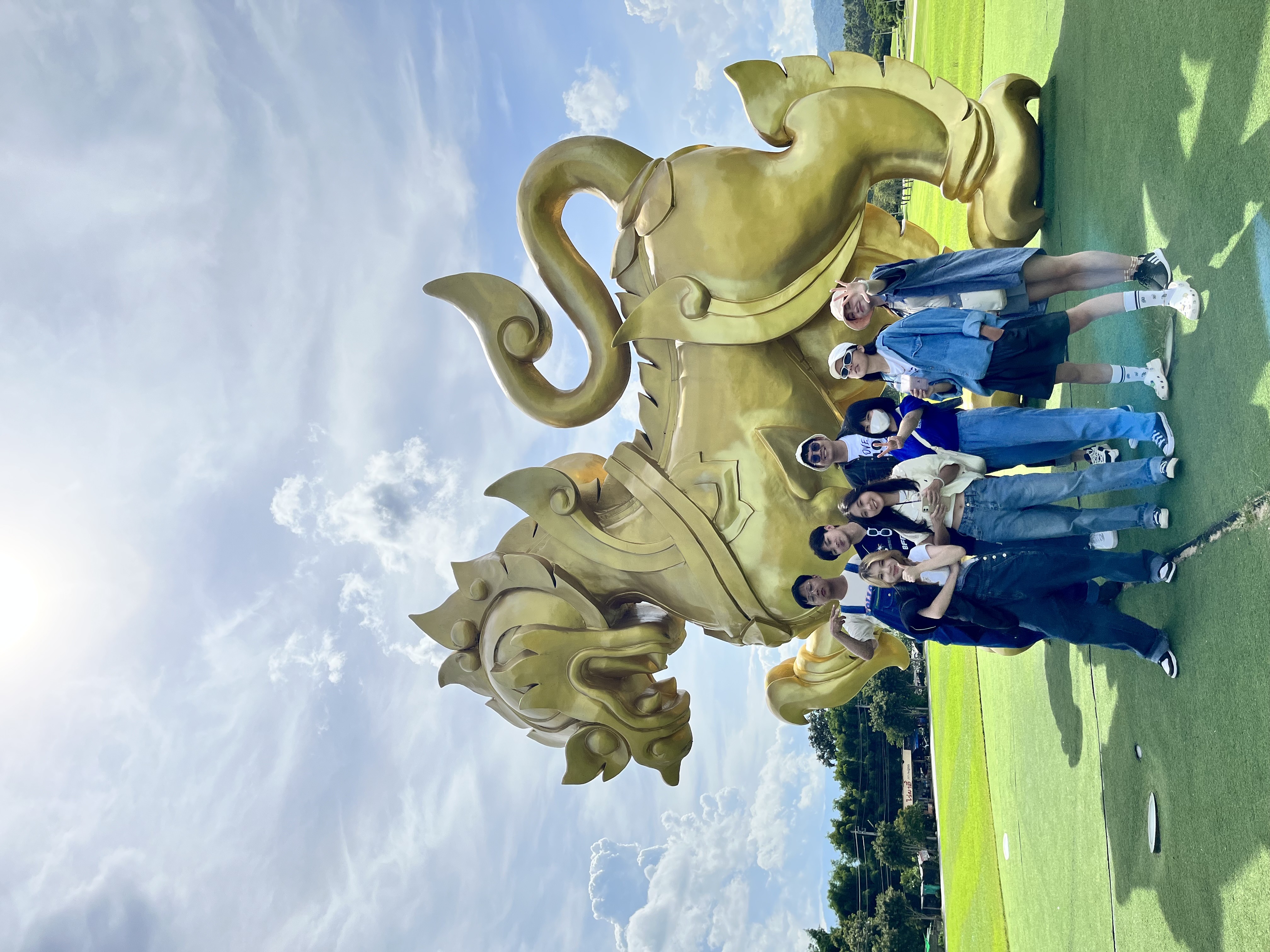 圖為亞大資傳系同學，在泰國拍攝地點場勘，與當地同學合影。