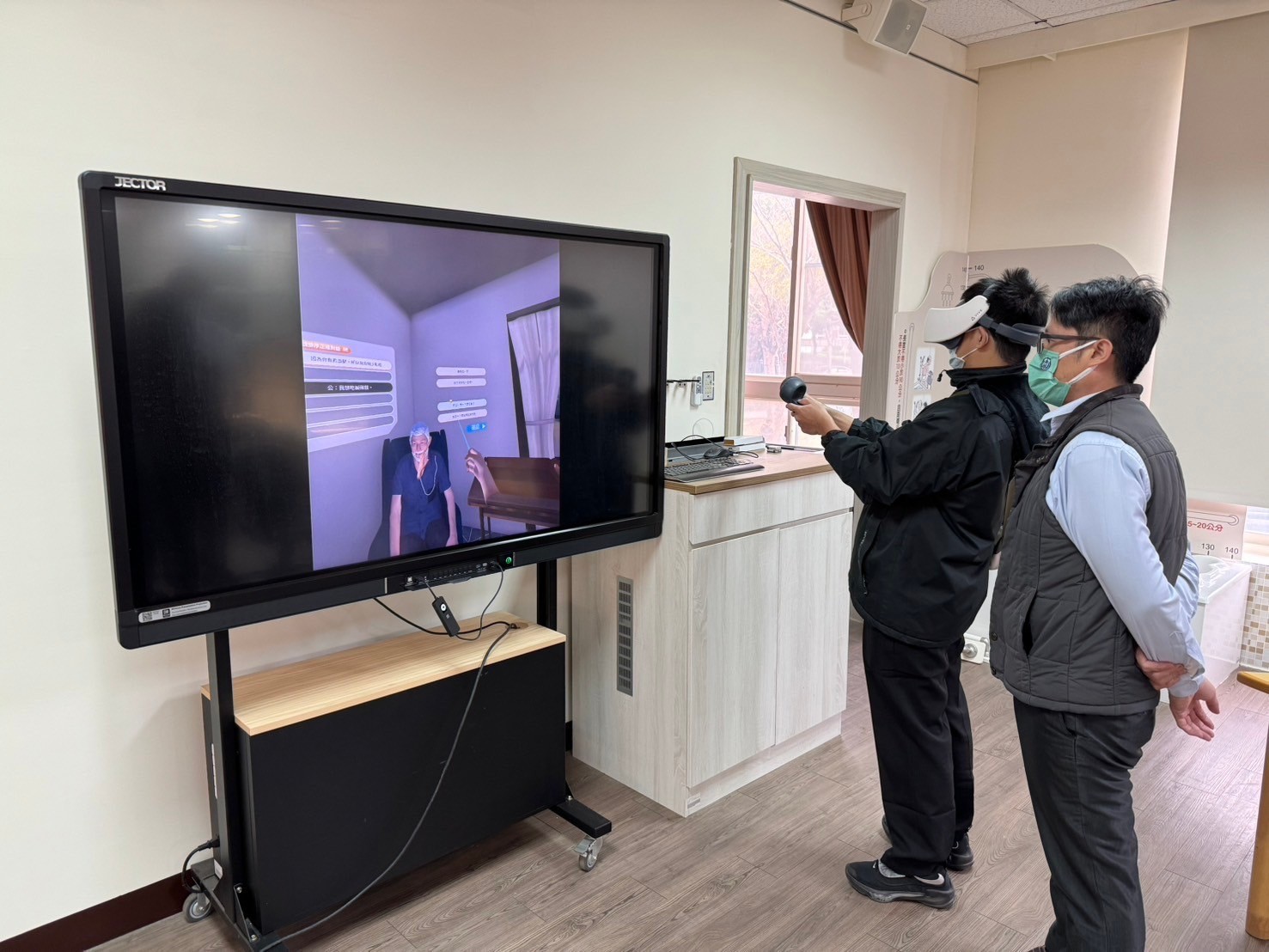 圖為亞大「未來高齡智慧照顧中心」，有長照訓練VR體驗。