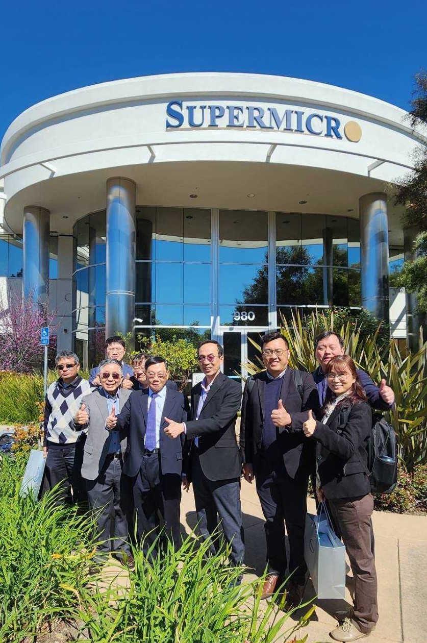 圖為亞大校長蔡進發（左4）、美超微電腦Supermicro創辦人暨執行長梁見後(左5)、亞大團隊等，在Supermicro總部內合影。
