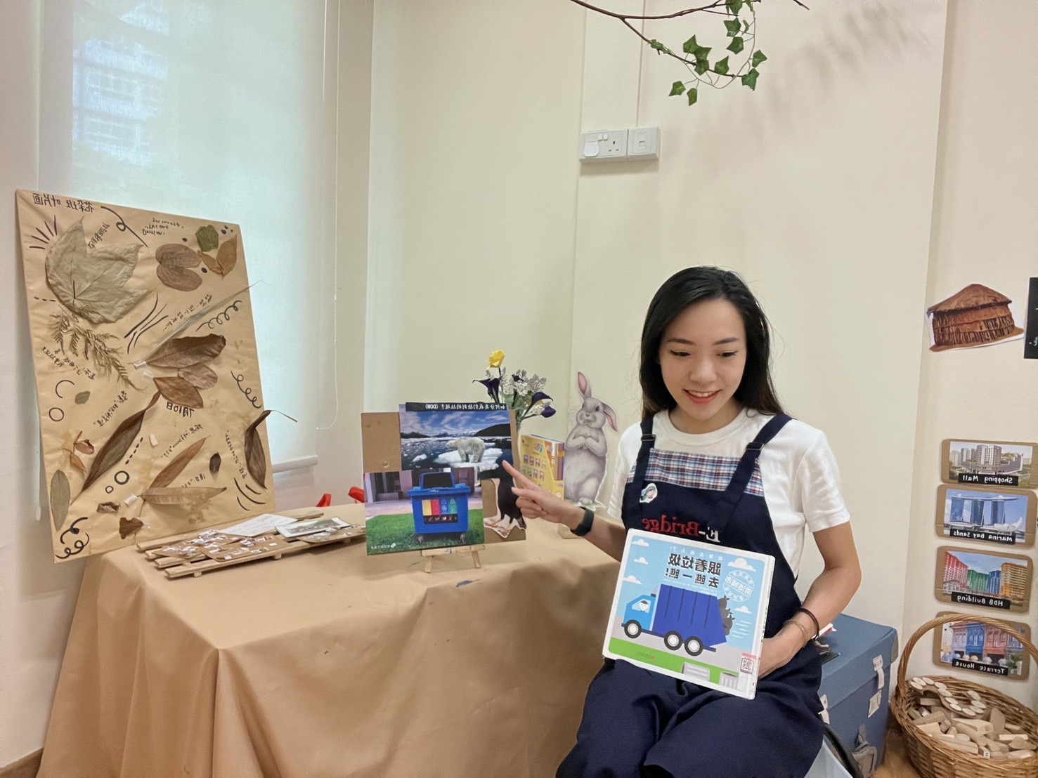 亞大幼教系畢業生林依儒，在新加坡伊橋幼兒園服務，示範華語教學。
