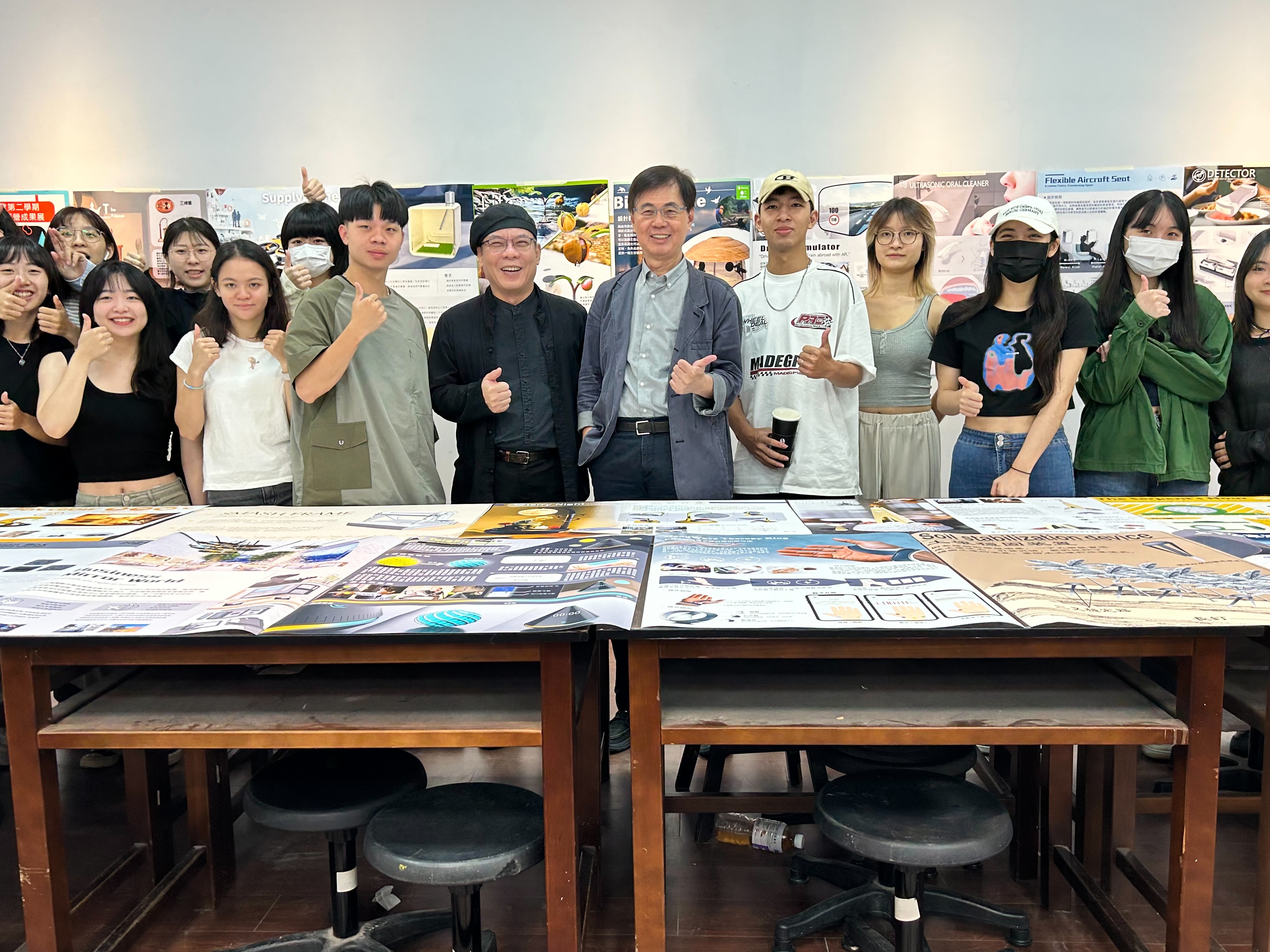 亞大鄧成連副校長(右六)、商設系徐宏文老師(右七)，與指導學生們「思維創新戰鬥營---國際設計菁英團」成果展合照。