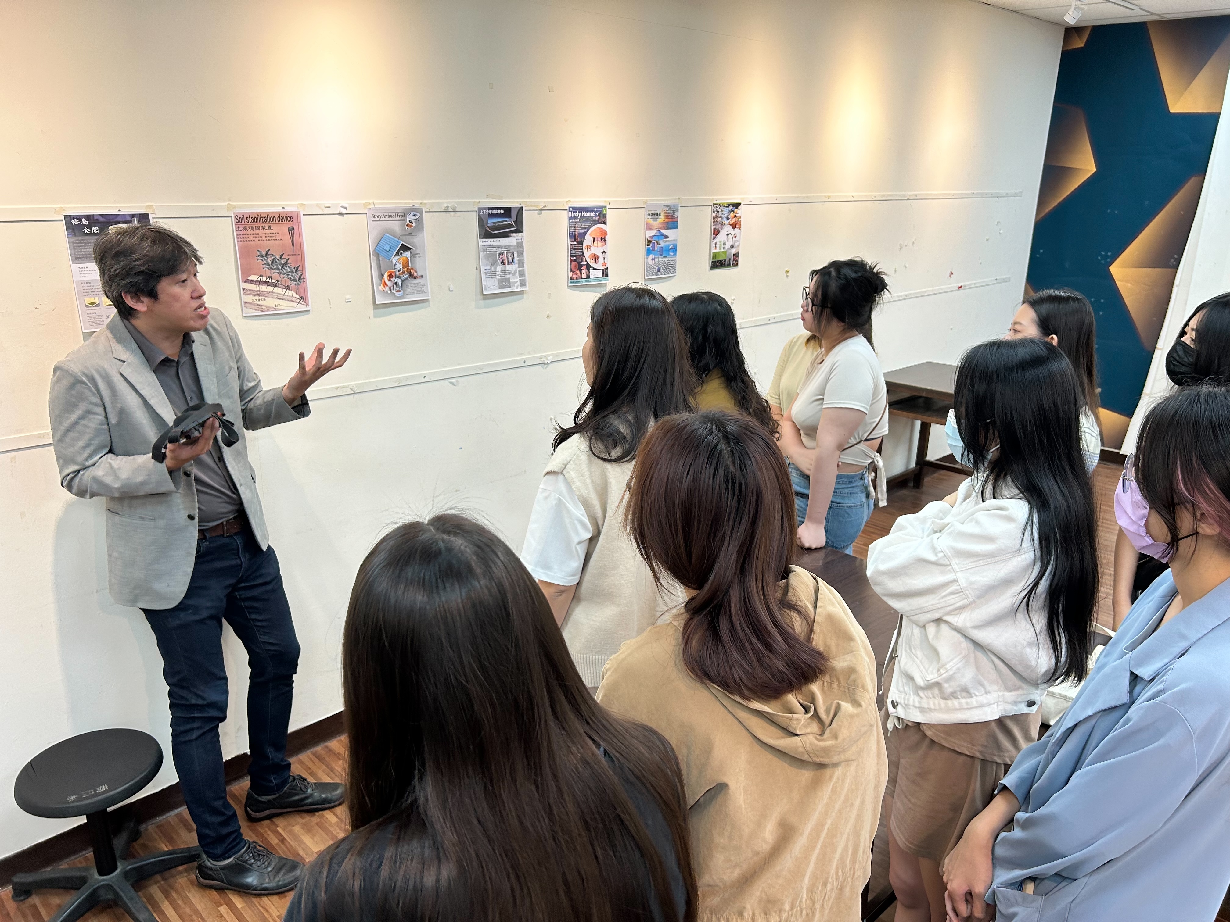 亞大思維創新戰鬥營---國際設計菁英團，明志科大李鍇朮教授與同學實體展示之海報作品討論。