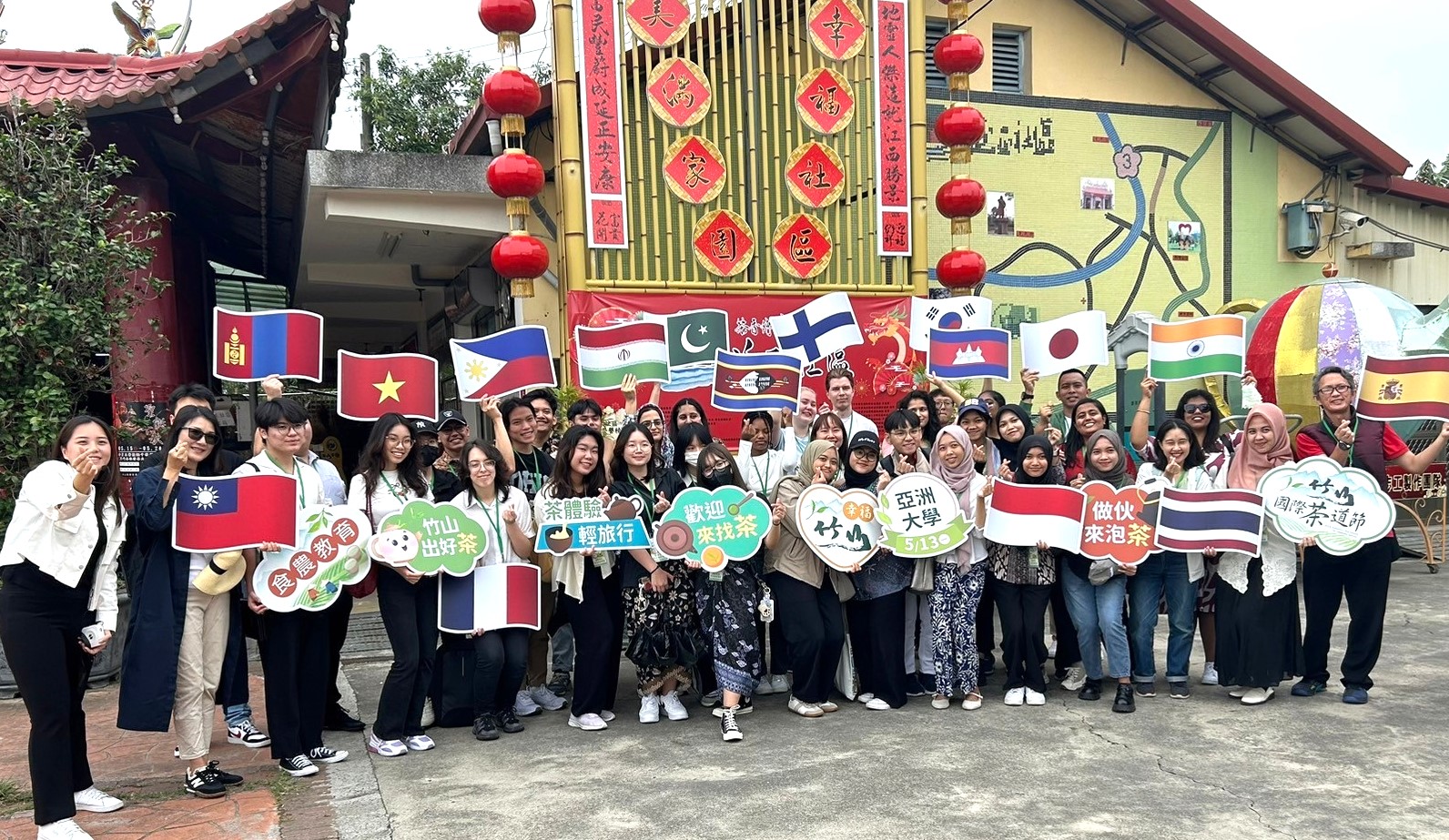 圖為亞大國際生深入南投竹山，沉浸式感受當地茶文化。