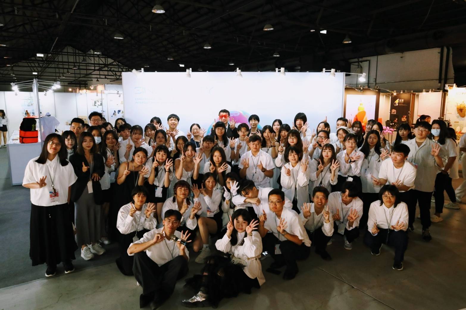 圖為亞大商品系師生，參加高雄駁二舉辦的「2024青春設計節」頒獎典禮合影。