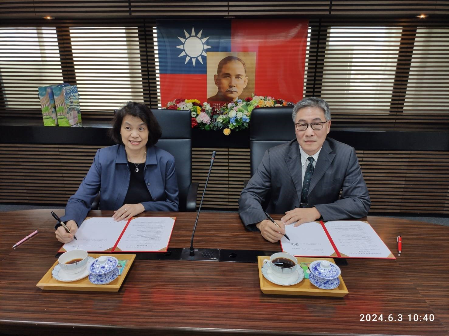 臺中地檢署檢察長張介欽(右)與亞大財法系主任唐淑美，代表進行雙方實習合作簽約。