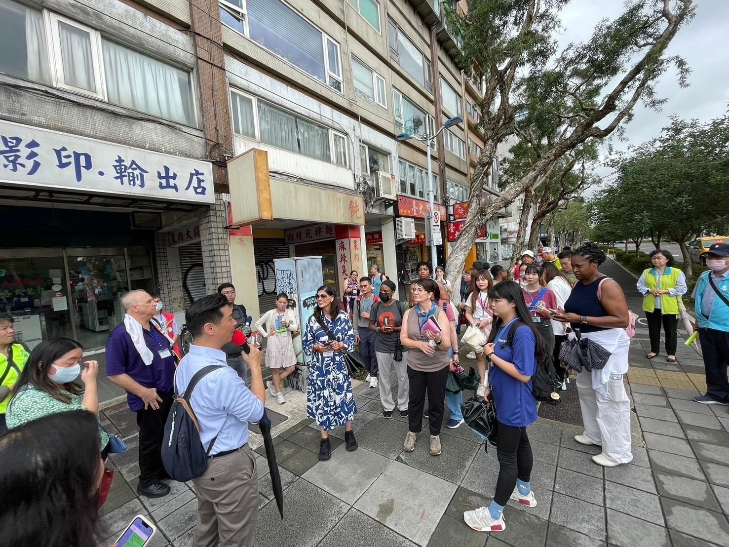 圖為杜蘭大學師生，在亞大健管系師生陪同下，到台北市大安區健康服務中心參訪失智據點。