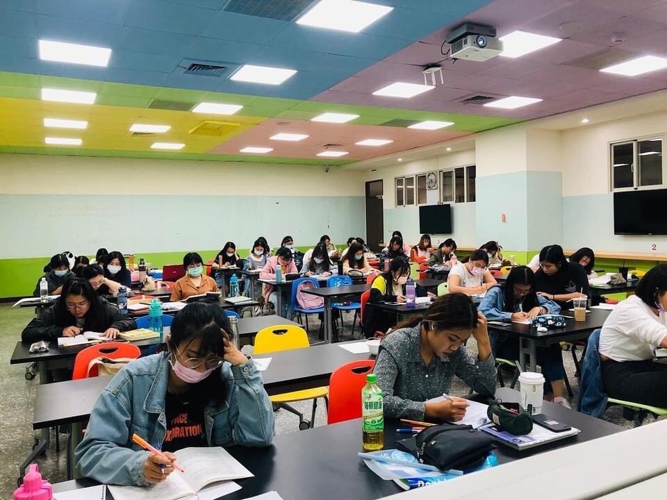 圖為亞大幼教系開辦大四教檢讀書會。