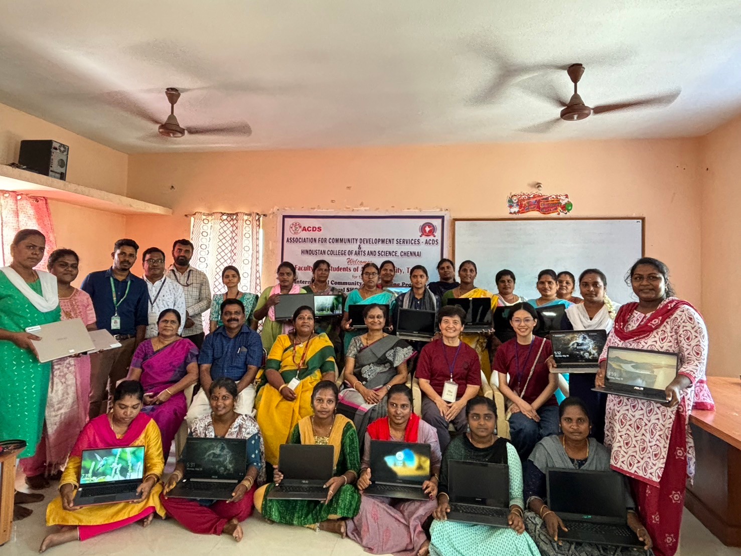 圖為亞大社工系師生，在印度清奈(Chennai)社區發展服務協會( ACDS)，進行電腦捐贈儀式。