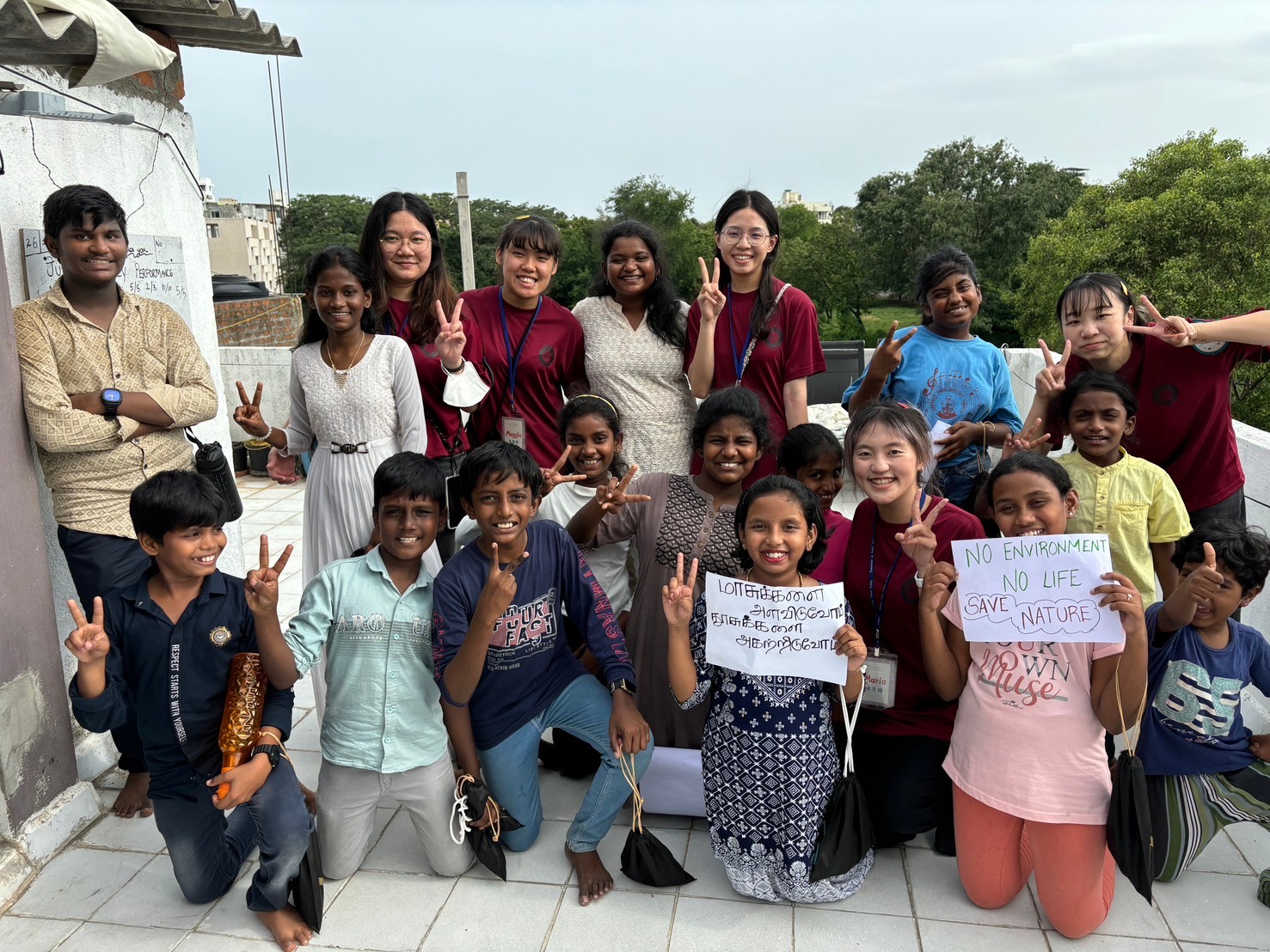 圖為印度Chetpet Tamil Baptist Church教會小朋友，帶領亞大社工系師生，至社區宣導環保觀念。