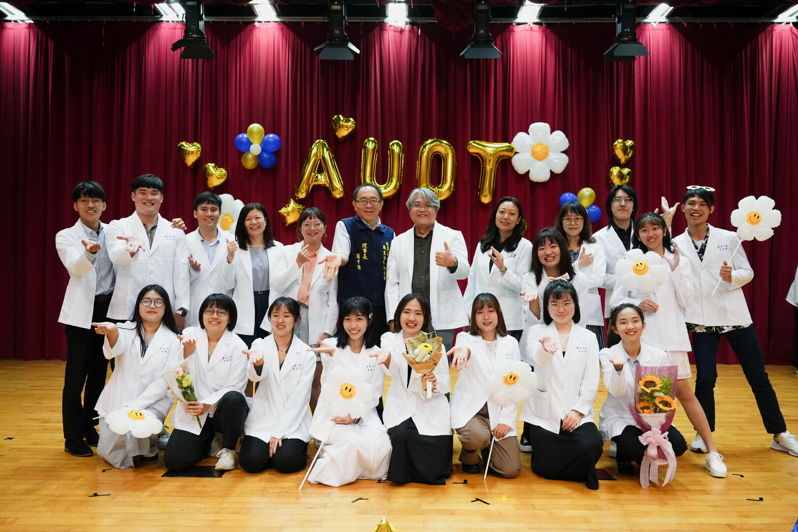 圖為亞大職治系今年應屆畢業生，國考通過率創新高，有12人在正式放榜前，已獲聘到大型醫院當職治師，月薪達50K以上。