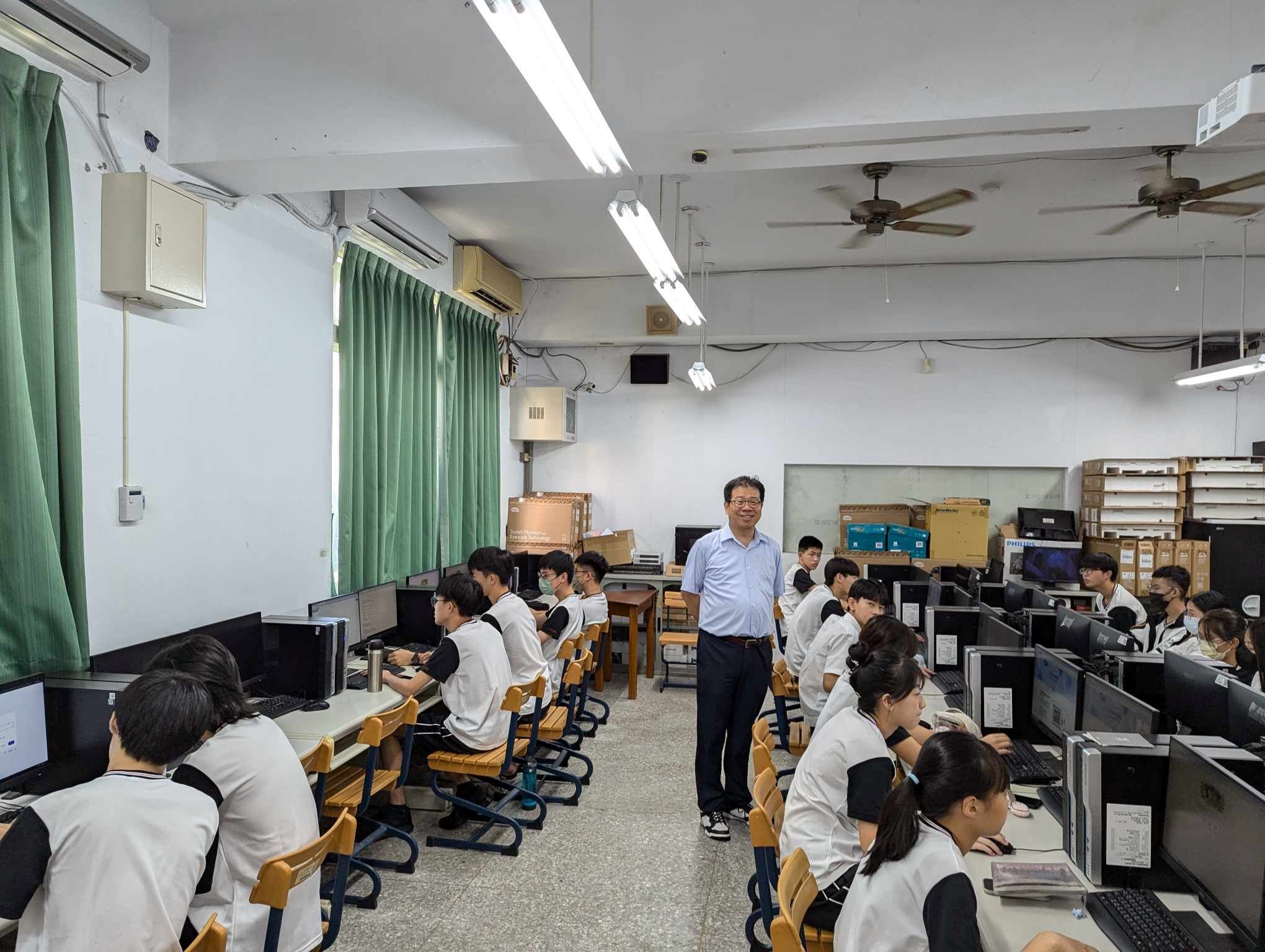 亚大针对夥伴高中提供微学程课程，图为亚大资工系主任朱学亭(站立者)，为丰原高中同学上资讯科技微学程课程。