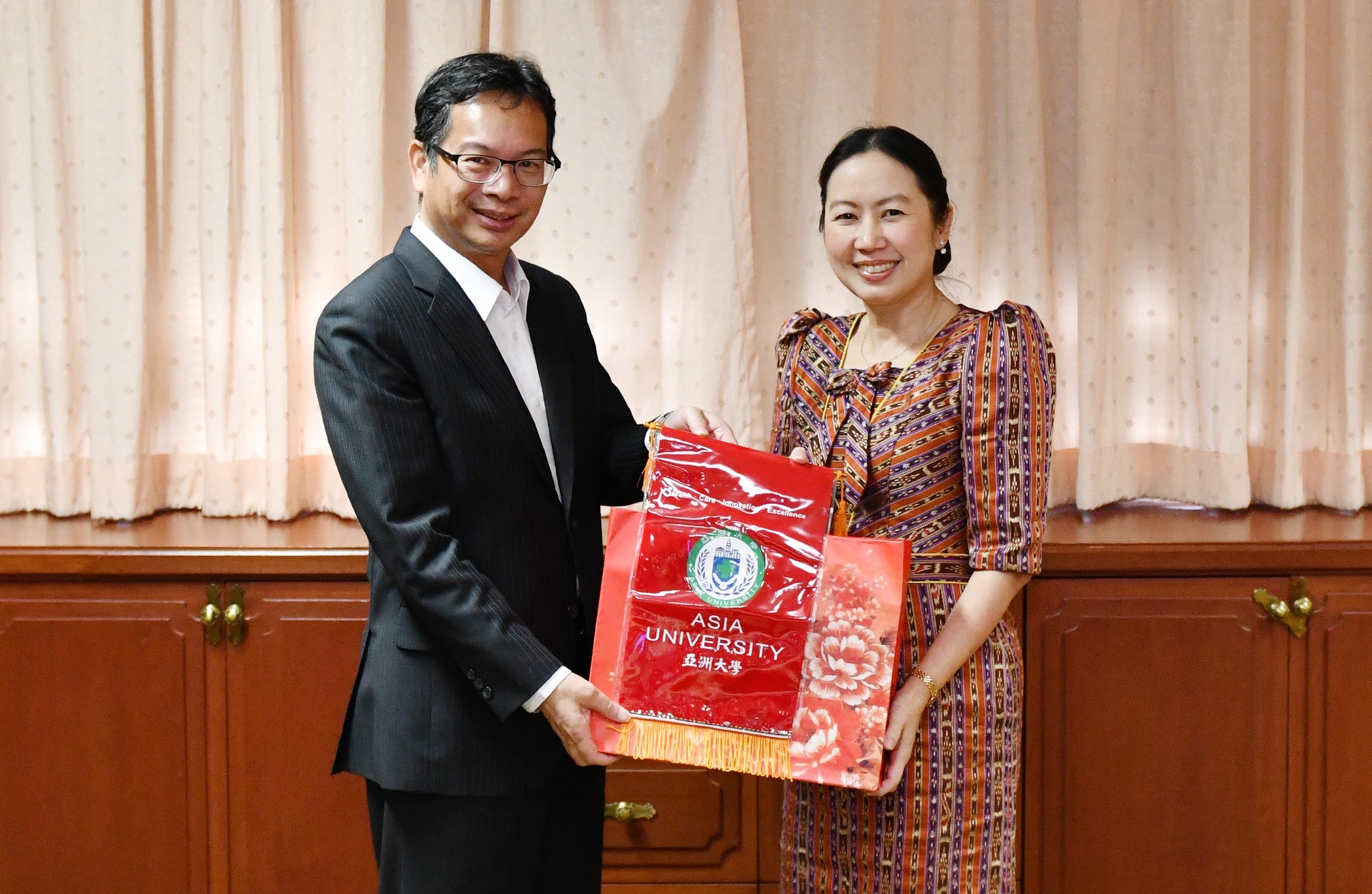 圖二：圖為亞大國際長歐仁和(左)，與素羅娜麗科技大學理學院長Santi(右)交流。