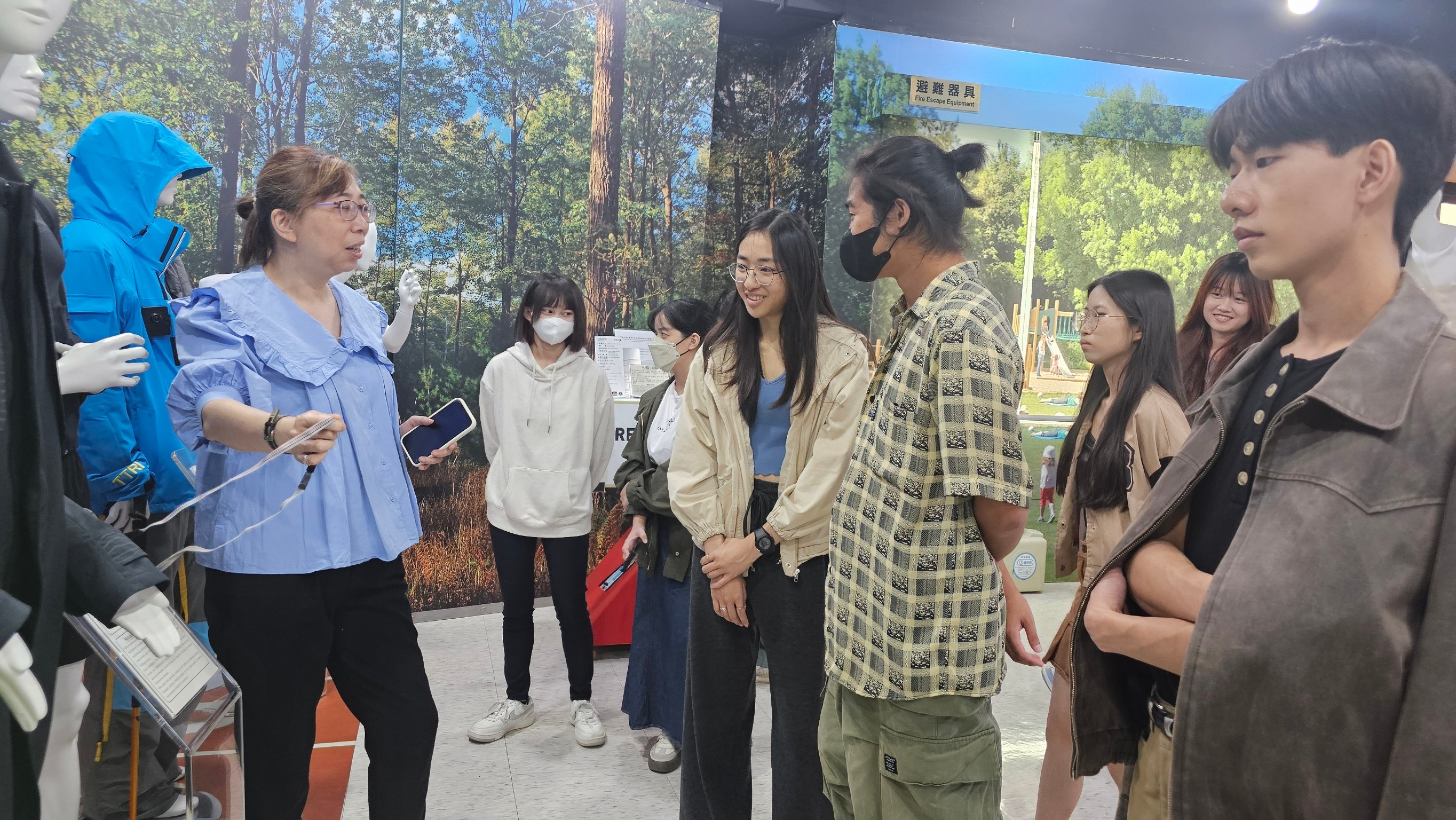 图为纺织所专员，为同学解说功能性纺织品及服饰应用。