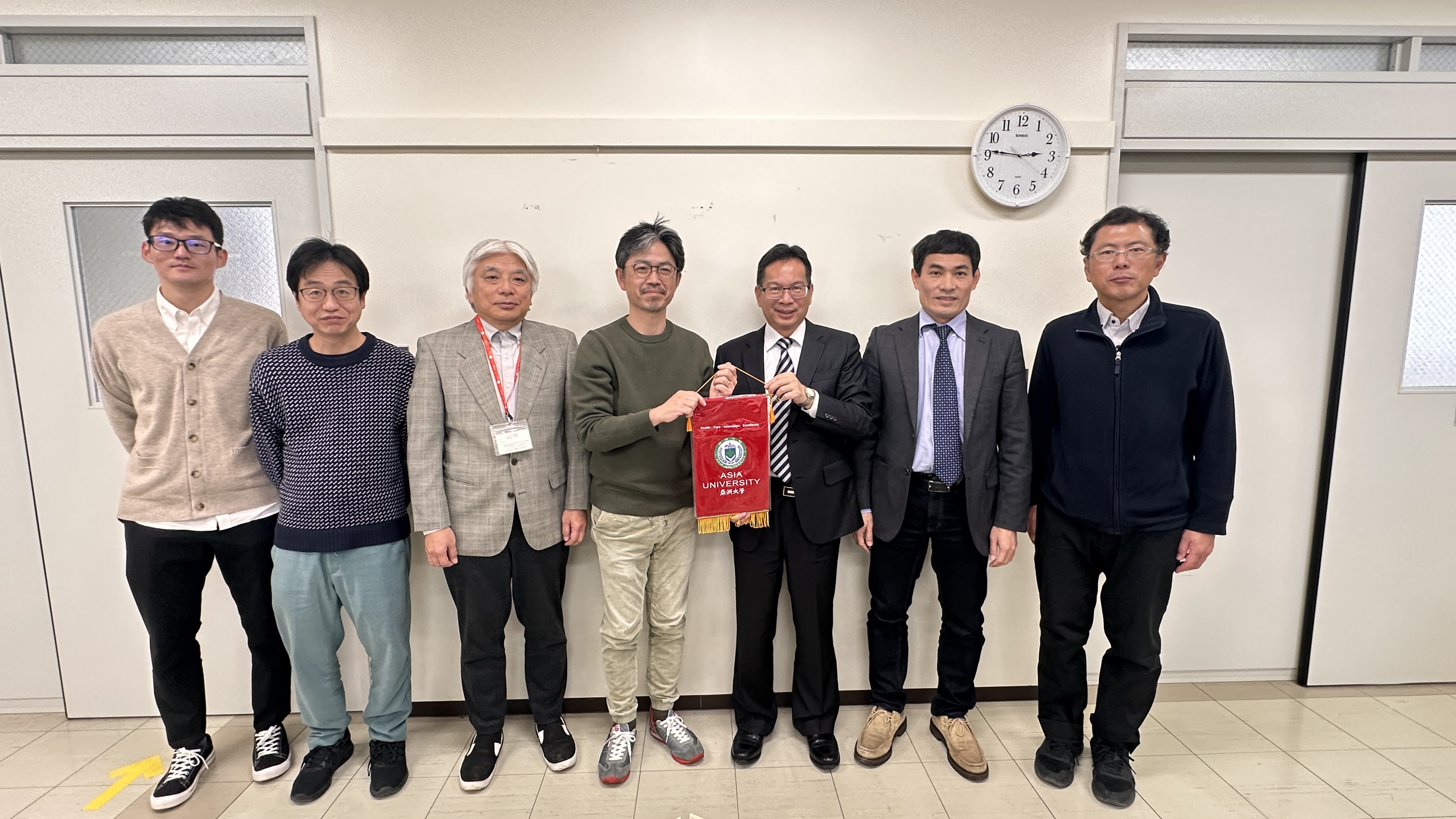 圖為亞大國際長歐仁和(右3)、資電學院長許慶賢(右2)，與宮崎大學工學部的學術團隊合影。