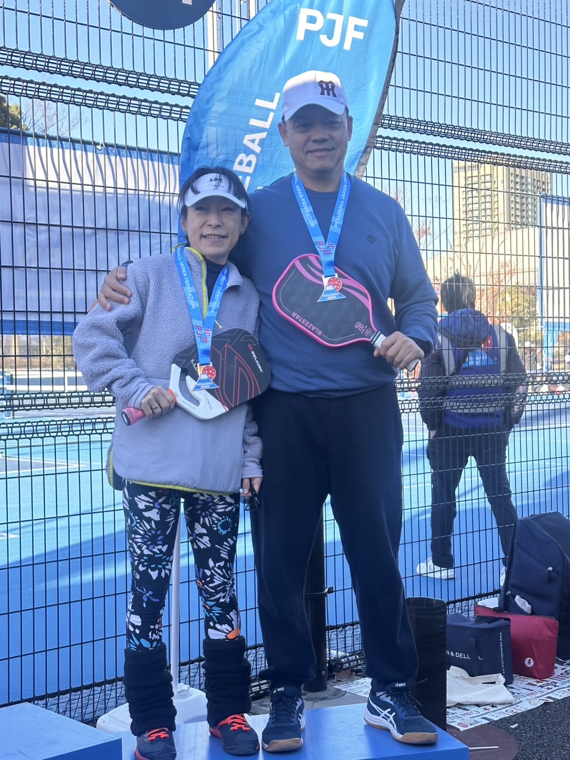 圖為亞大陳朝鍵老師(右)，與日本選手Noriko Miyake(左)搭檔，奪「2024東京匹克球錦標賽」的「50+ 4.5級」銅牌。