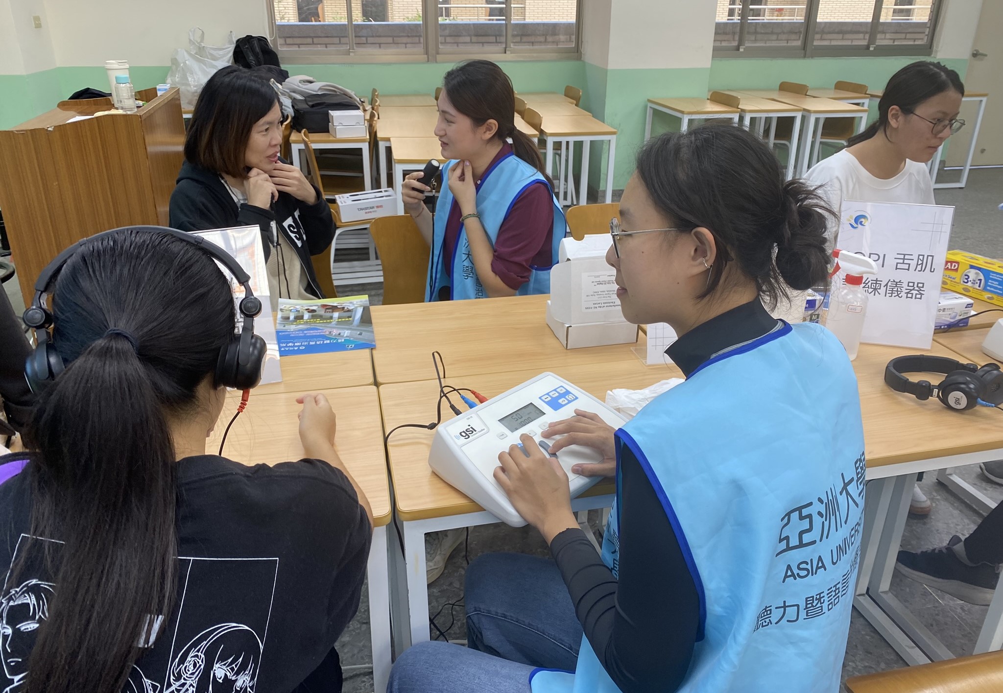 圖為亞大聽語系同學，為興大附中高中生做舌肌力檢測、聽力檢測體驗。