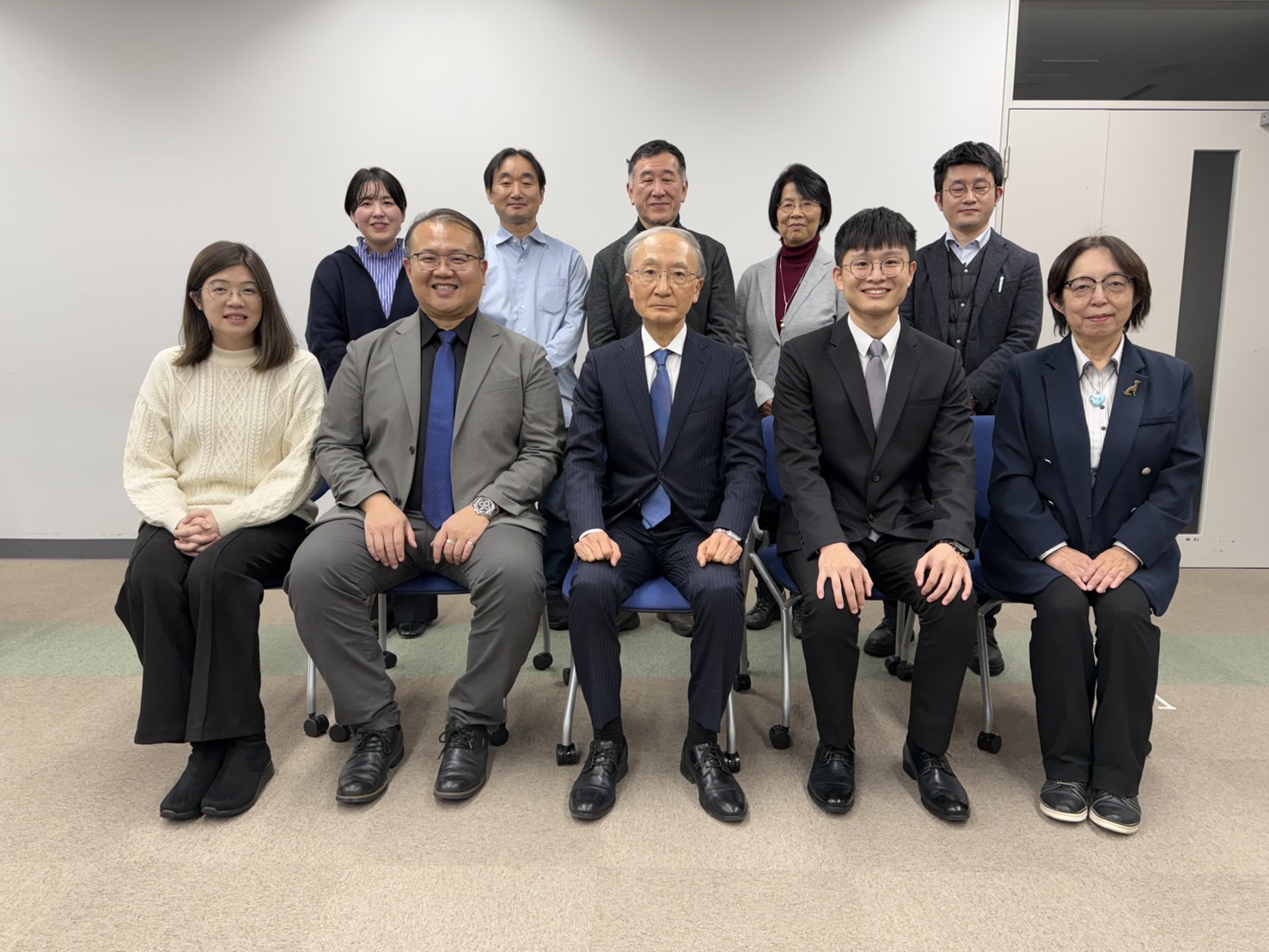 亞大視光系老師團，與日本東北文化學園大學校長加賀屋豐(前排左三)及教師團隊合影。