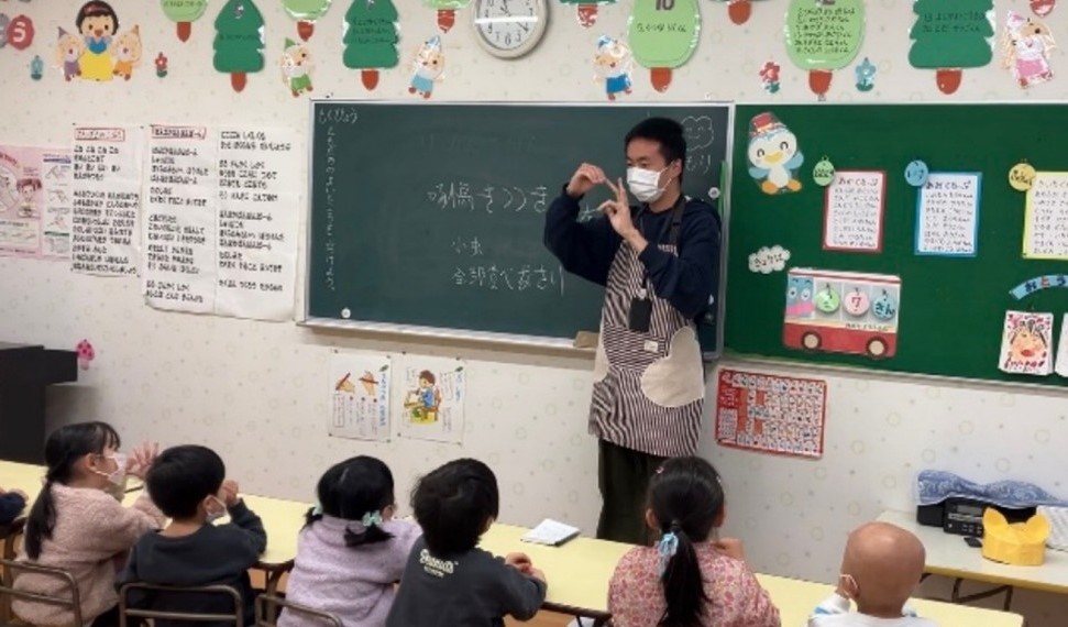 亞大幼教系陳紀凱同學，在日本實習時帶領幼兒歌唱。