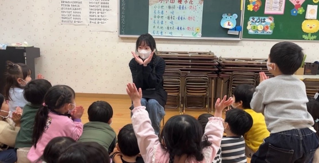 亞大幼教系呂湇甄同學，在日本實習時帶領幼兒歌唱。