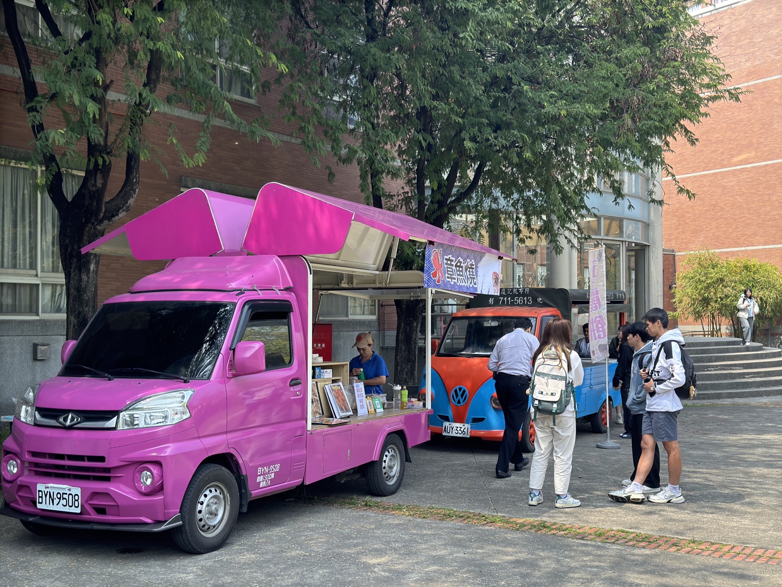 胖卡餐車進駐亞大校園，吸引同學選購美食。