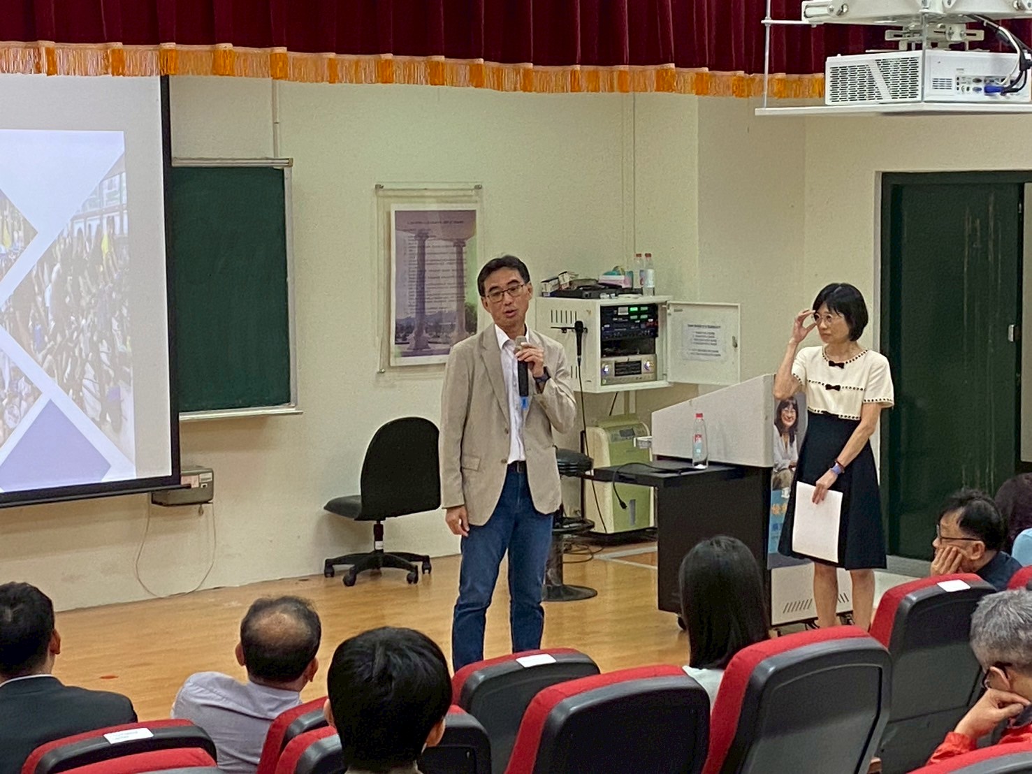 台中市市政府運動局長游志祥(左)說,物理治療在運動產業扮演不可或缺的角色。