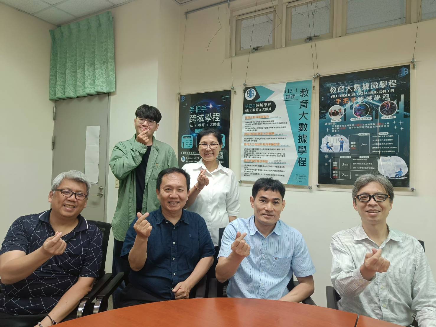 亞大資電學院舉辦「AI教育與數位學習實務分享會」,邀請雲林縣政府教育處數位學習推動辦公室主任劉宏龍(前排左2)演講。