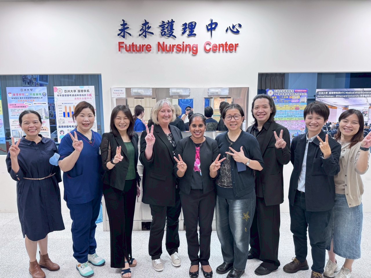 西雪梨大學護理暨助產學院Professor Kath Peters(左4)、Lucie Ramjan(右5)參觀亞大護理學院未來護理中心,與護理系教師合影。