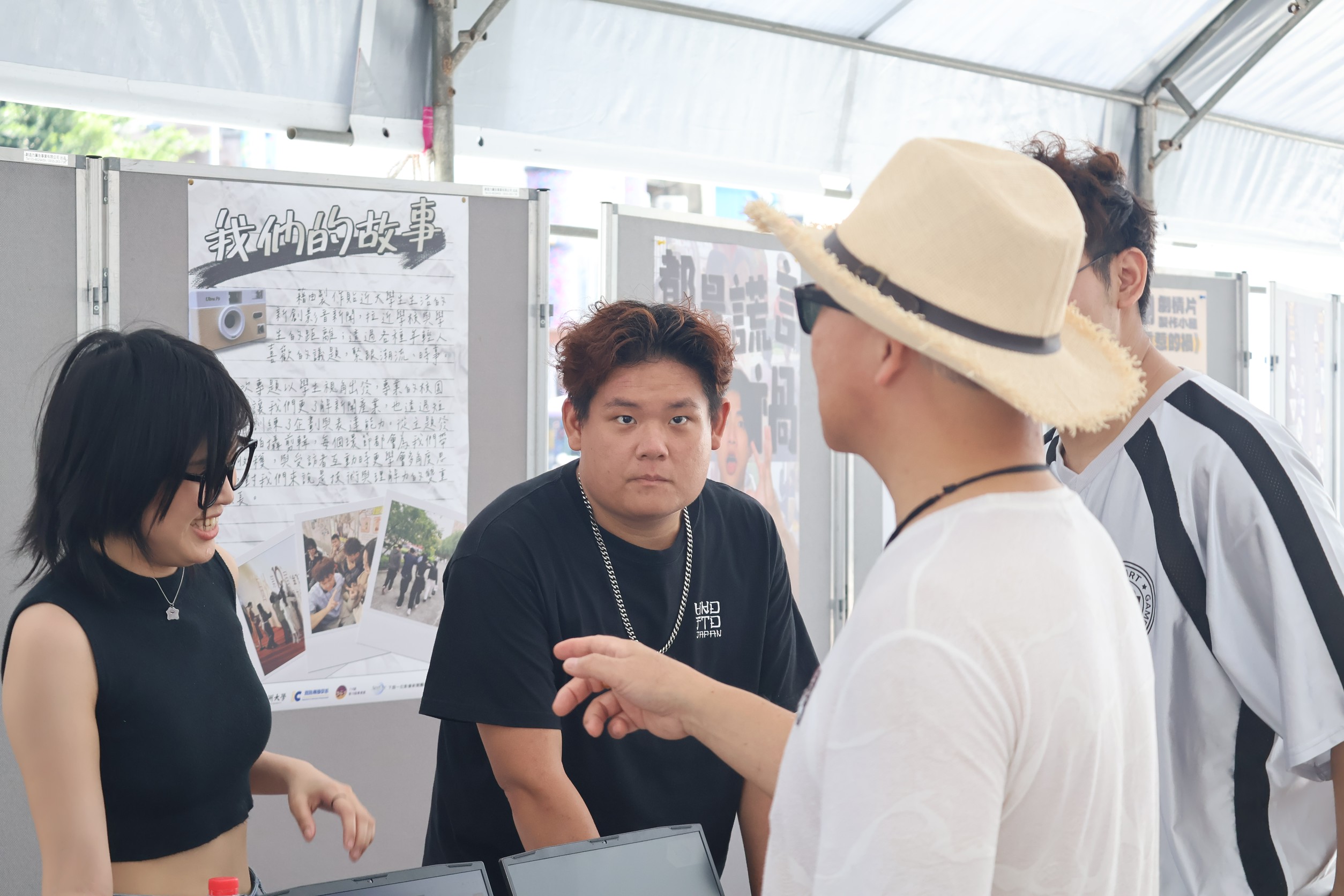 亞大資傳系同學,現場展示製作的影像作品。