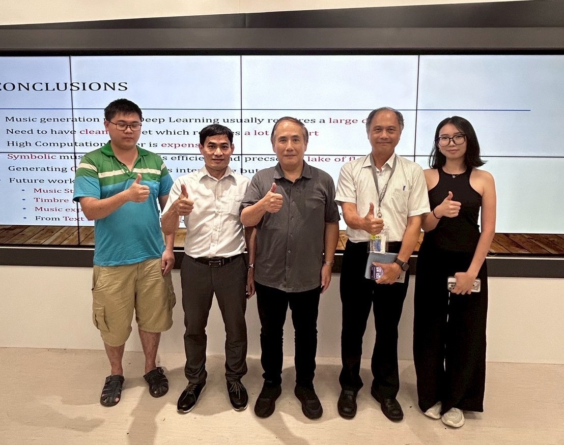 亞大資電學院長許慶賢(左2)、中央大學資工系資深教授施國琛(中),和參與老師合影。