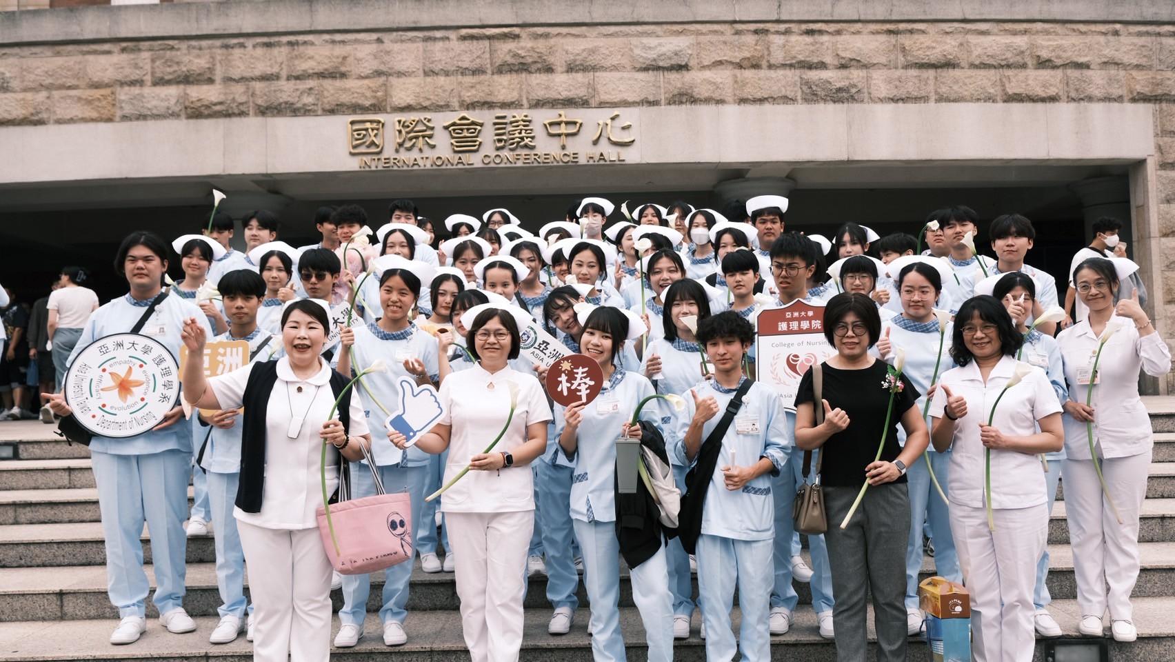 亞大護理系加冠典禮,受冠生與師長、來賓在會場外合影。