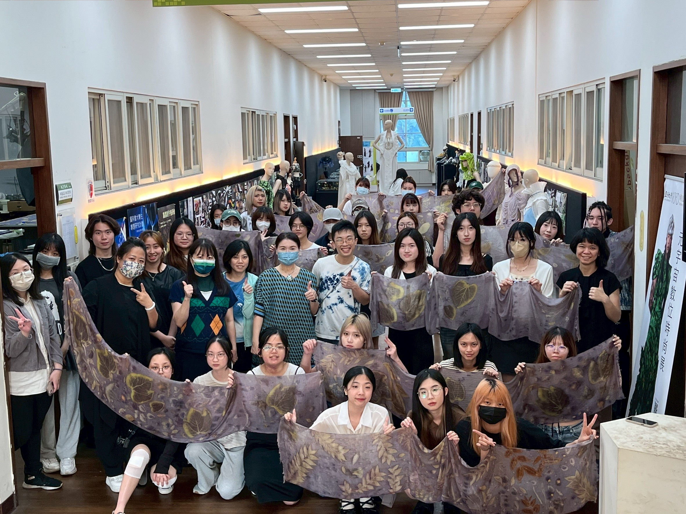 亞大時尚系主任林青玫(第3排右6)、香港染樂工房總監張駿霖(第3排右5)，與師生合影。