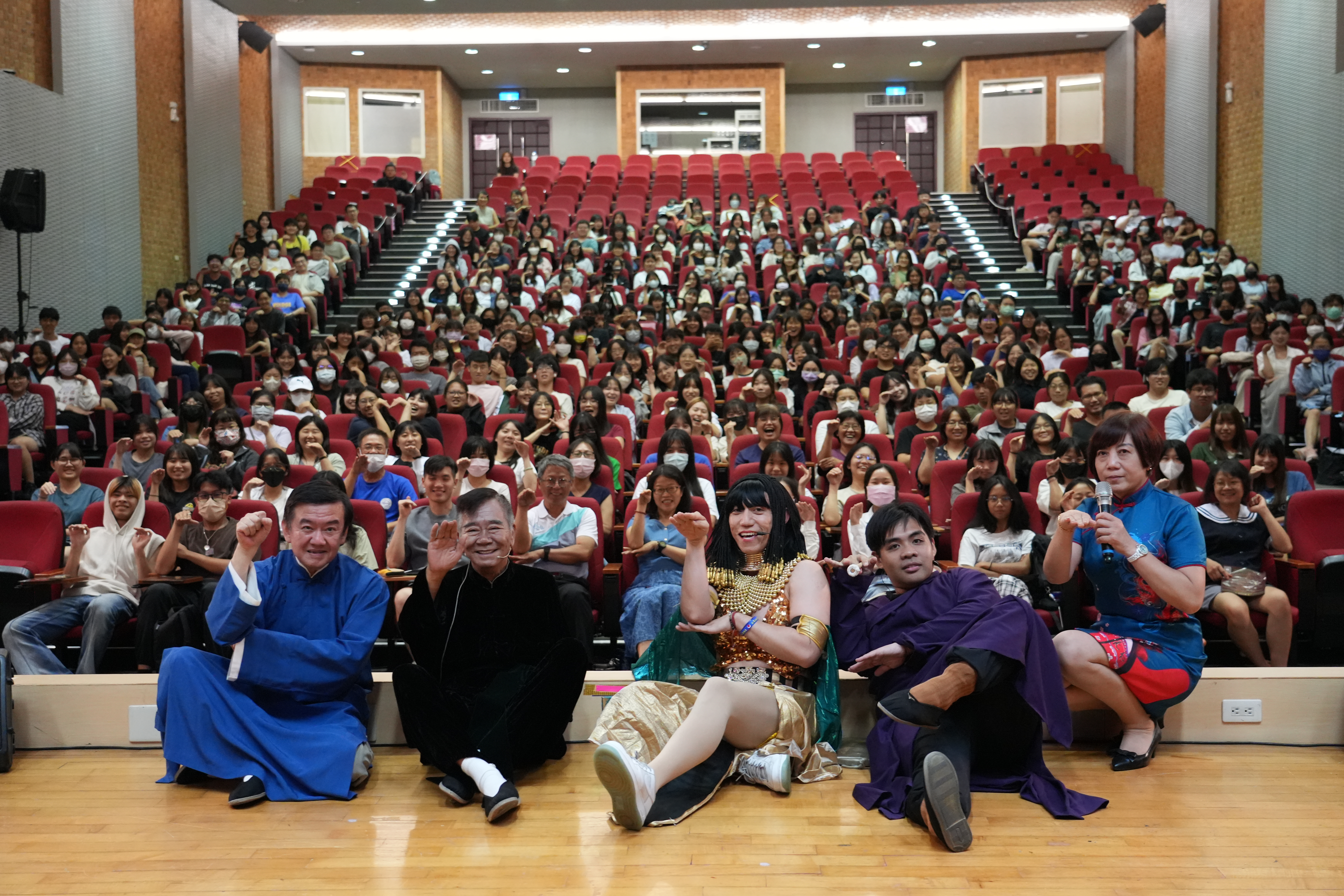 漢霖民俗說唱藝術團來亞大演出，活動結束後與現場師生合影。