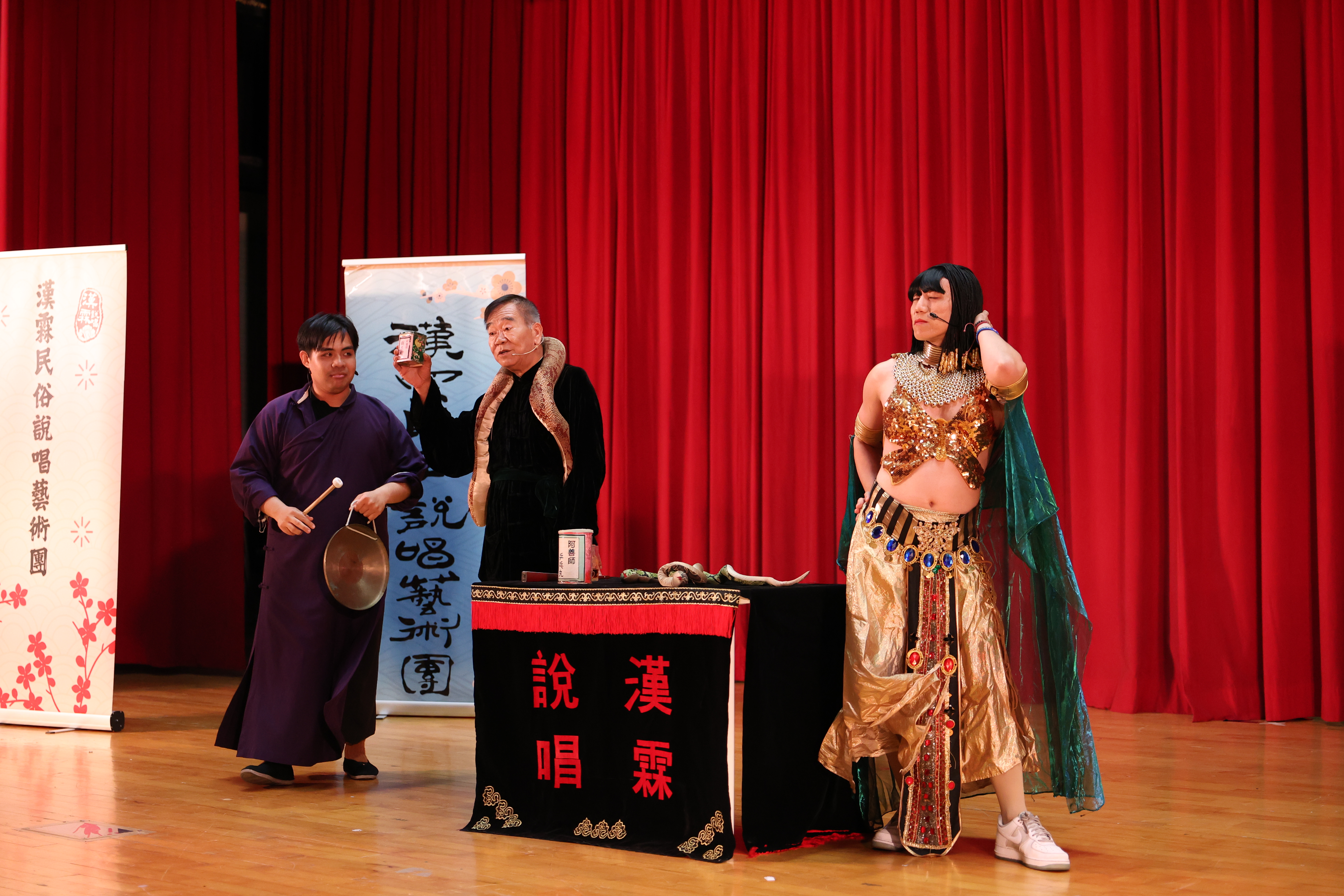 對口相聲〈喊玲瓏〉，以「埃及豔后思嫁」開場。