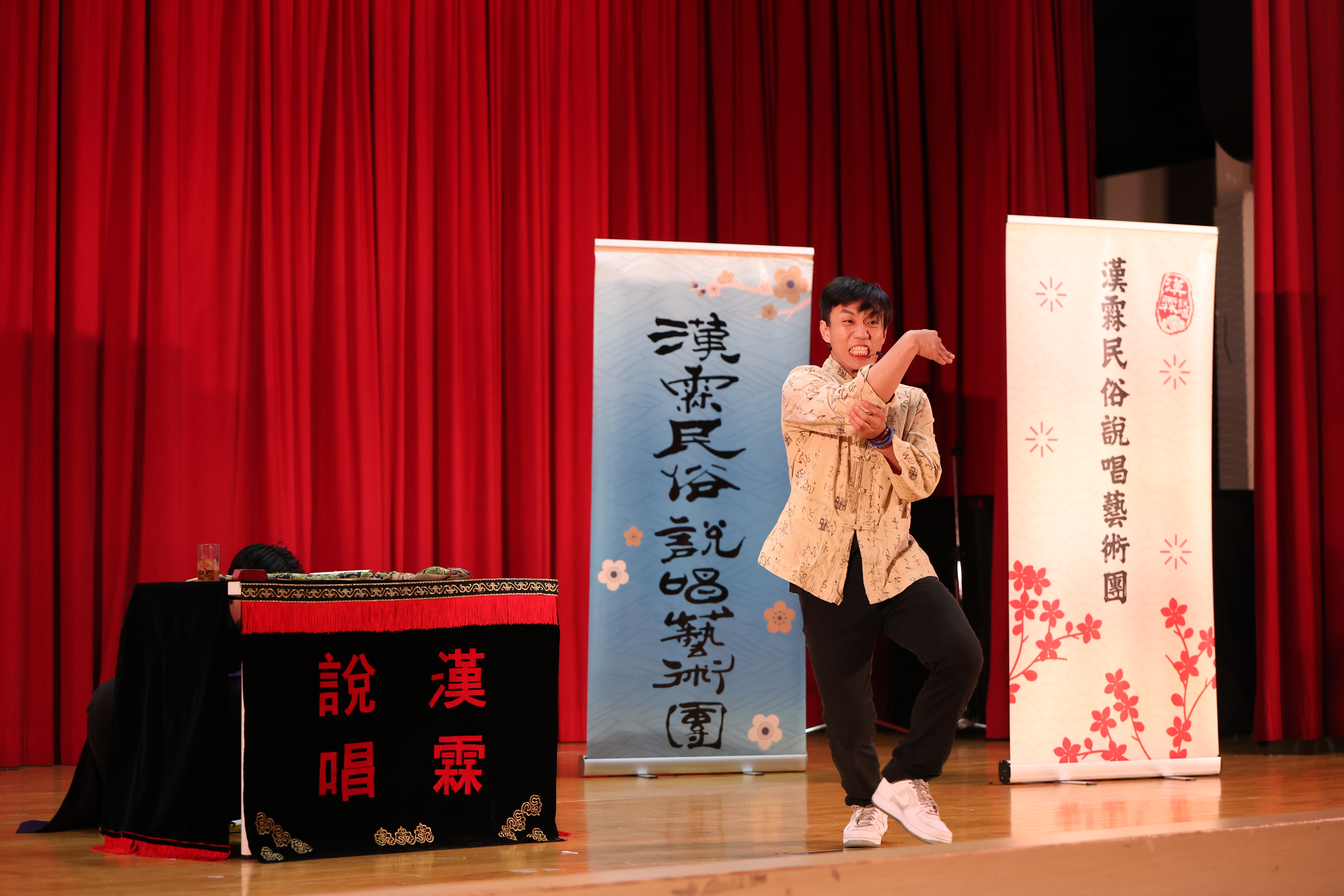 漢霖青年演員演出現代版相聲，生動描繪現代年輕人生活壓力。