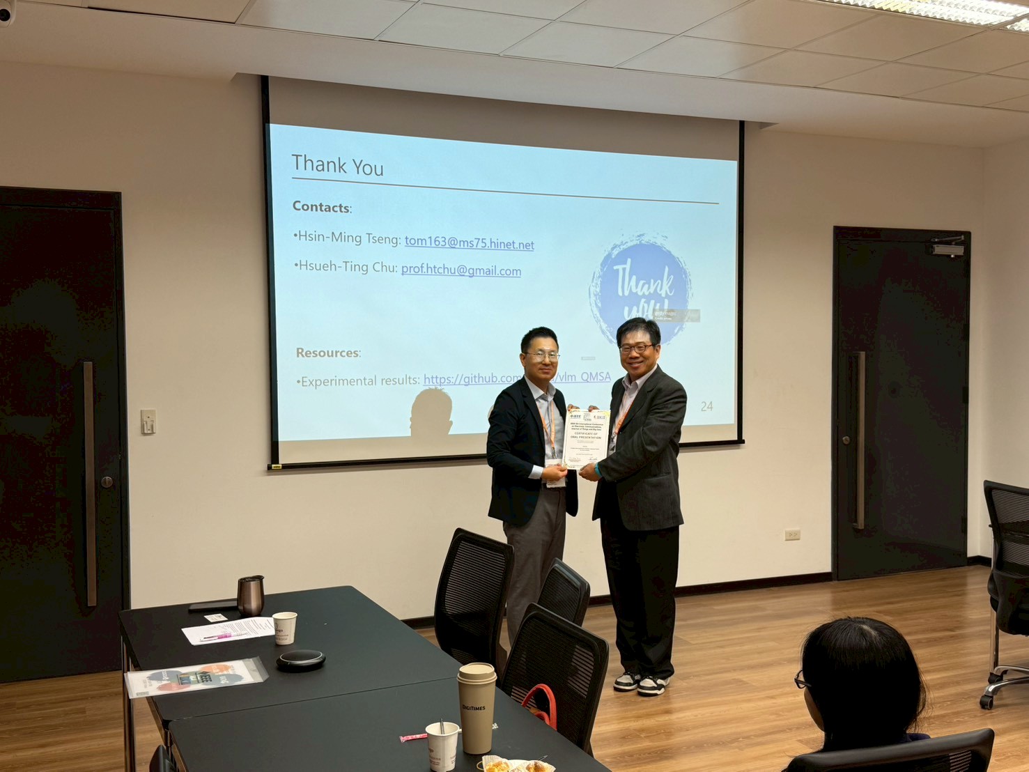 亞大資工系朱學亭老師(右),代表接受「2025 IEEE ICEIB研討會」論文發表頒獎。