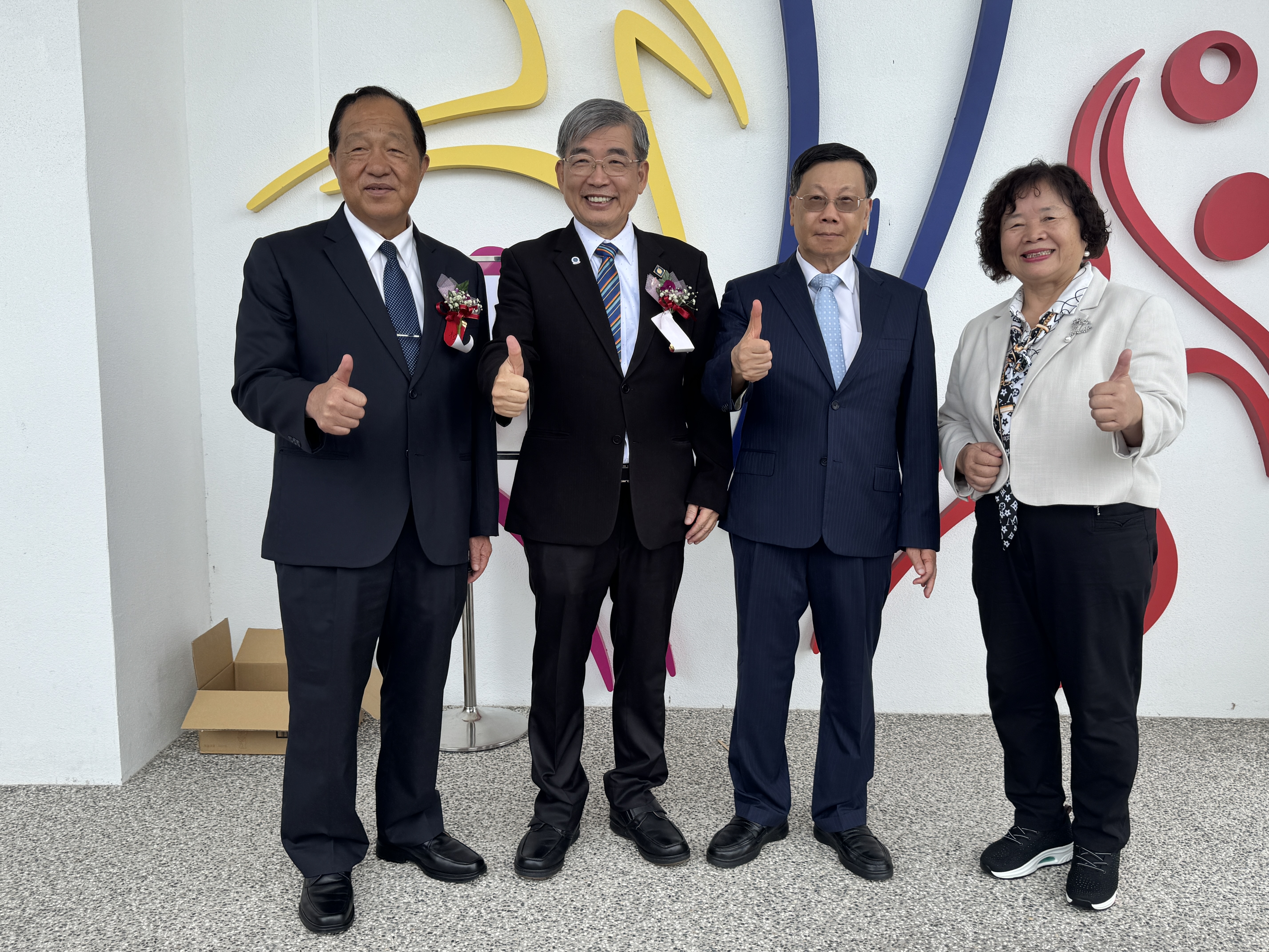 弘文中學畢業典禮，弘文董事長廖勝揮(左2)、亞大校長蔡進發(右2)、弘文校長張輝政(左1)、亞大招生執行長王鳳鶯(右1)合影。