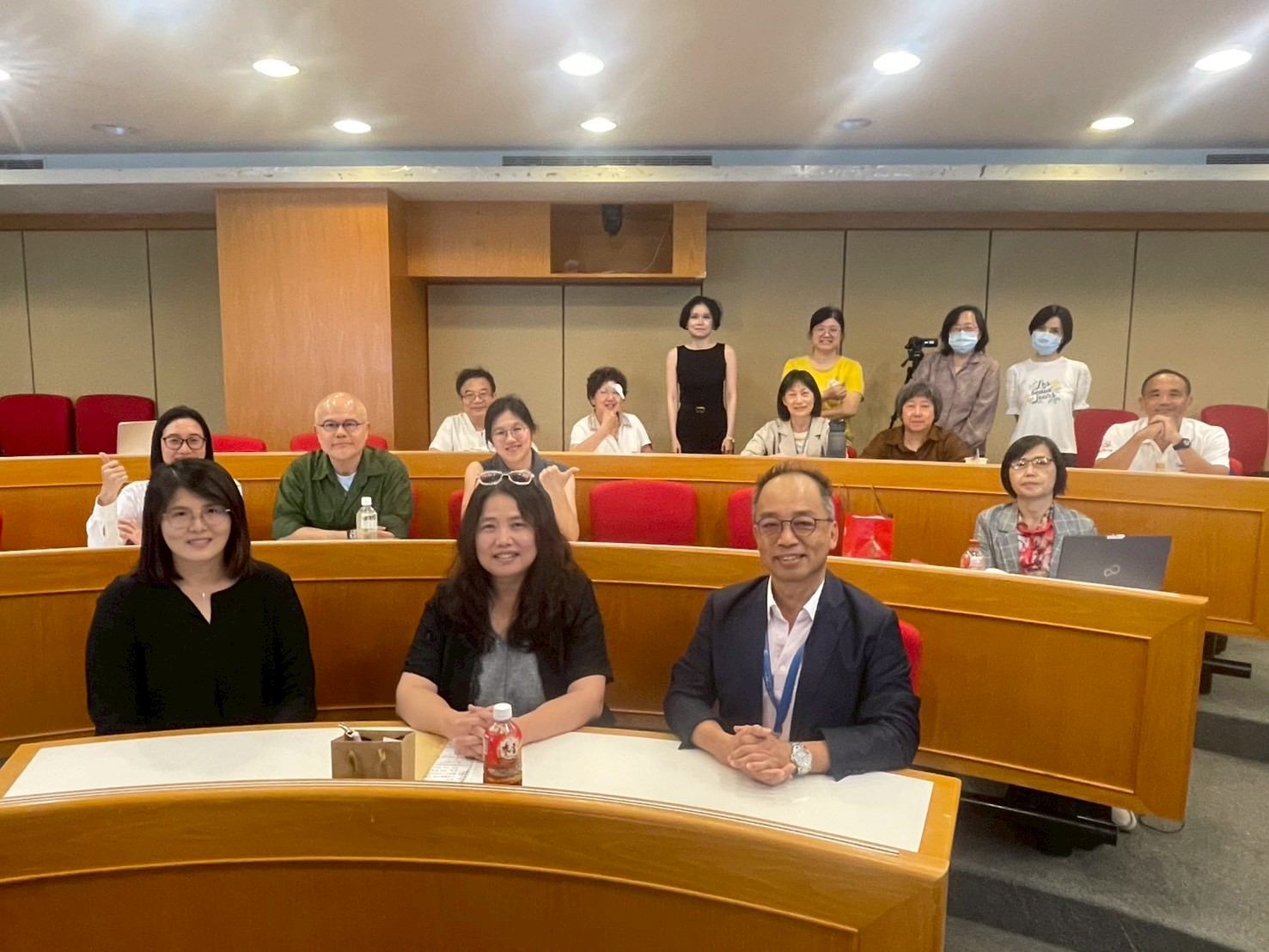 亞大語發中心主任陳淑娟(前排中),與中醫大劉欣怡教授(前排左)、張文德教授(前排右) ,及參與學員合影。