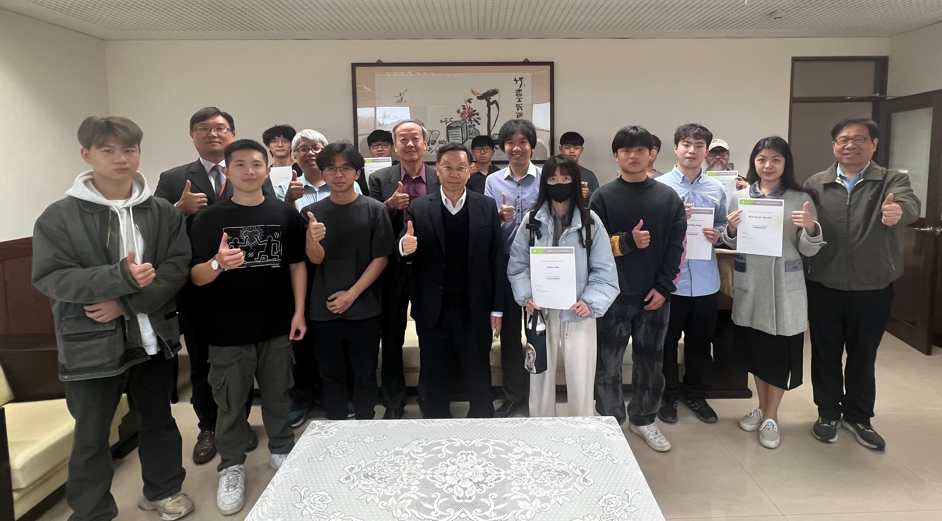 亞大校長蔡進發(前排左4),與資電學院獲輝達NVIDIA國際證照的同學和師長合影。