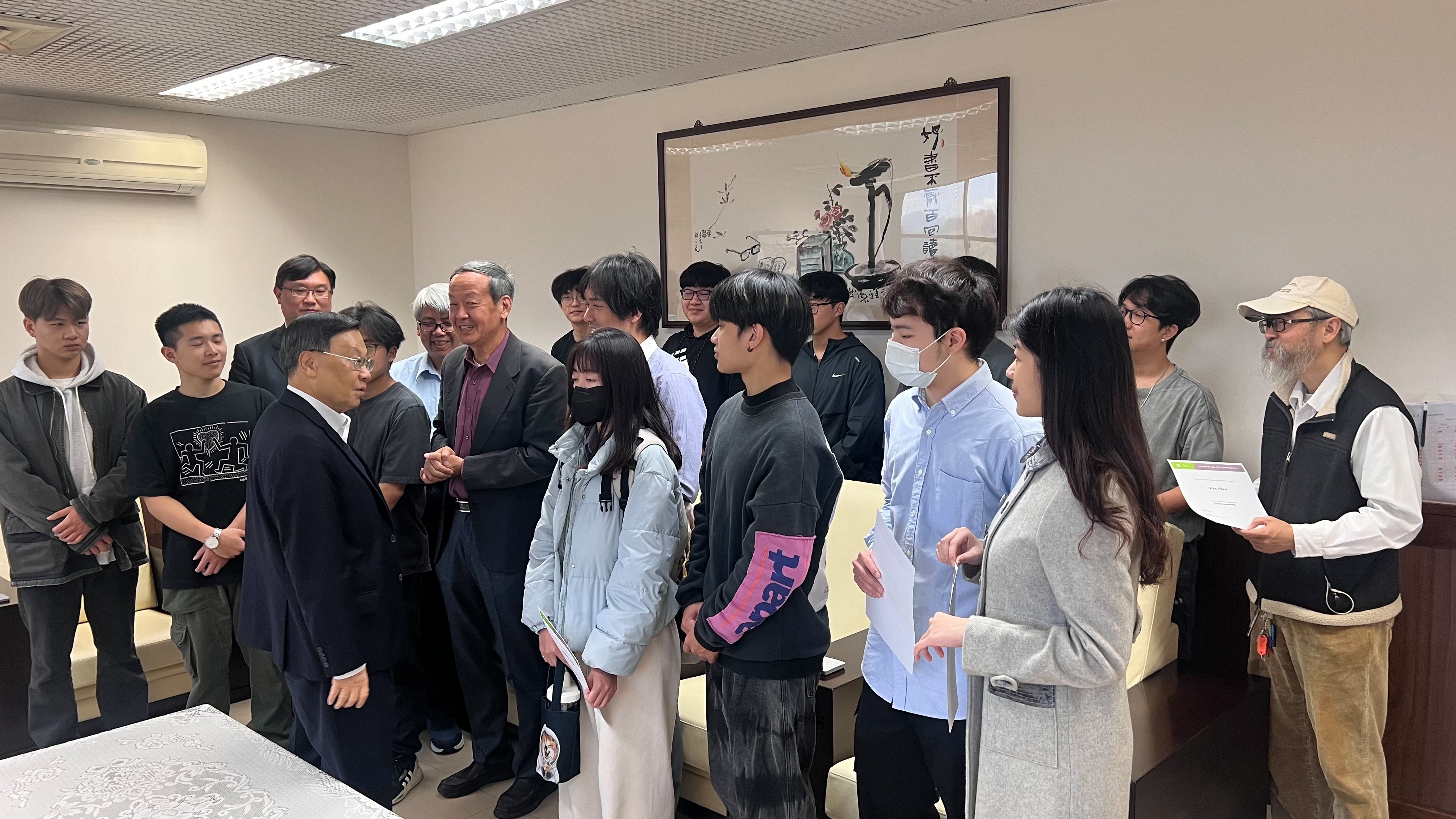 亞大校長蔡進發(前排左),嘉勉取得輝達NVIDIA國際證照的同學。