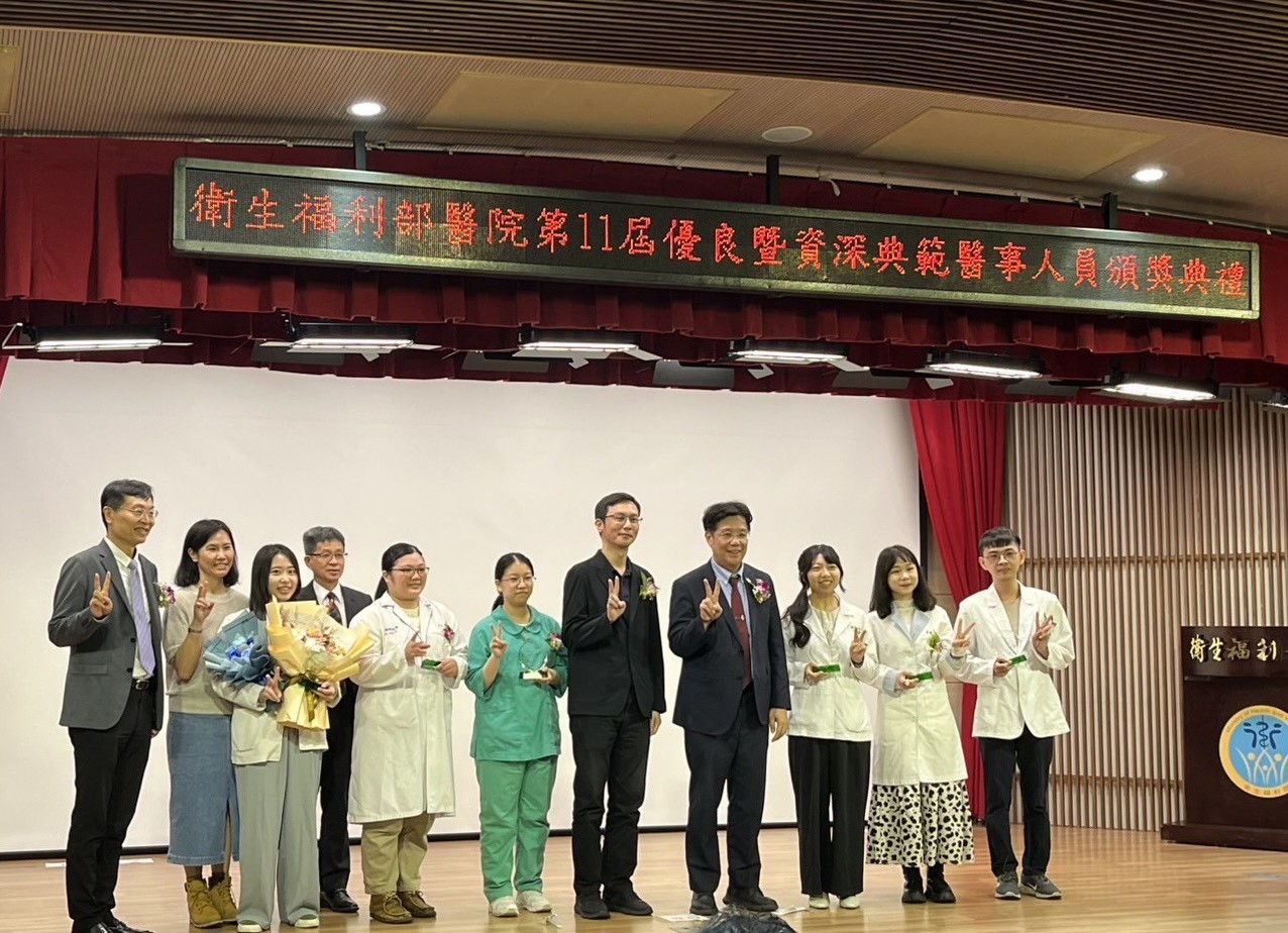 亞大職治系畢業生黃品瑀(左3),獲頒衛福部「全國醫事人員優良新人獎」。