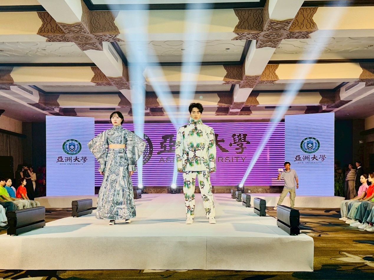 亞大時尚系在「百工百匠創新交流大會」開幕式,展演16套主題服飾。
