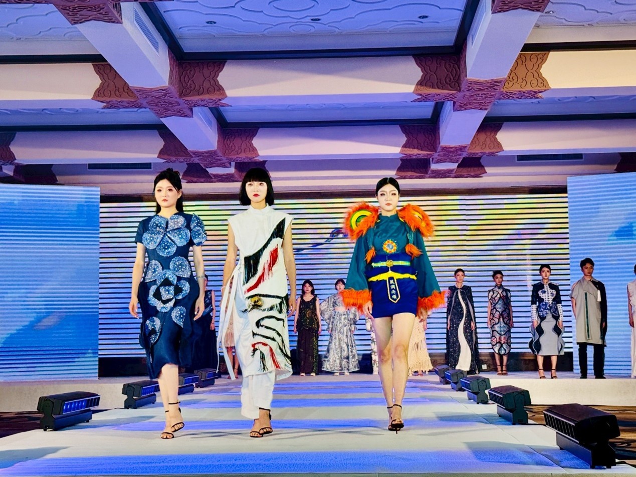 亞大時尚系的動態展演,以「織今承古」主題,展現跨時代美學。